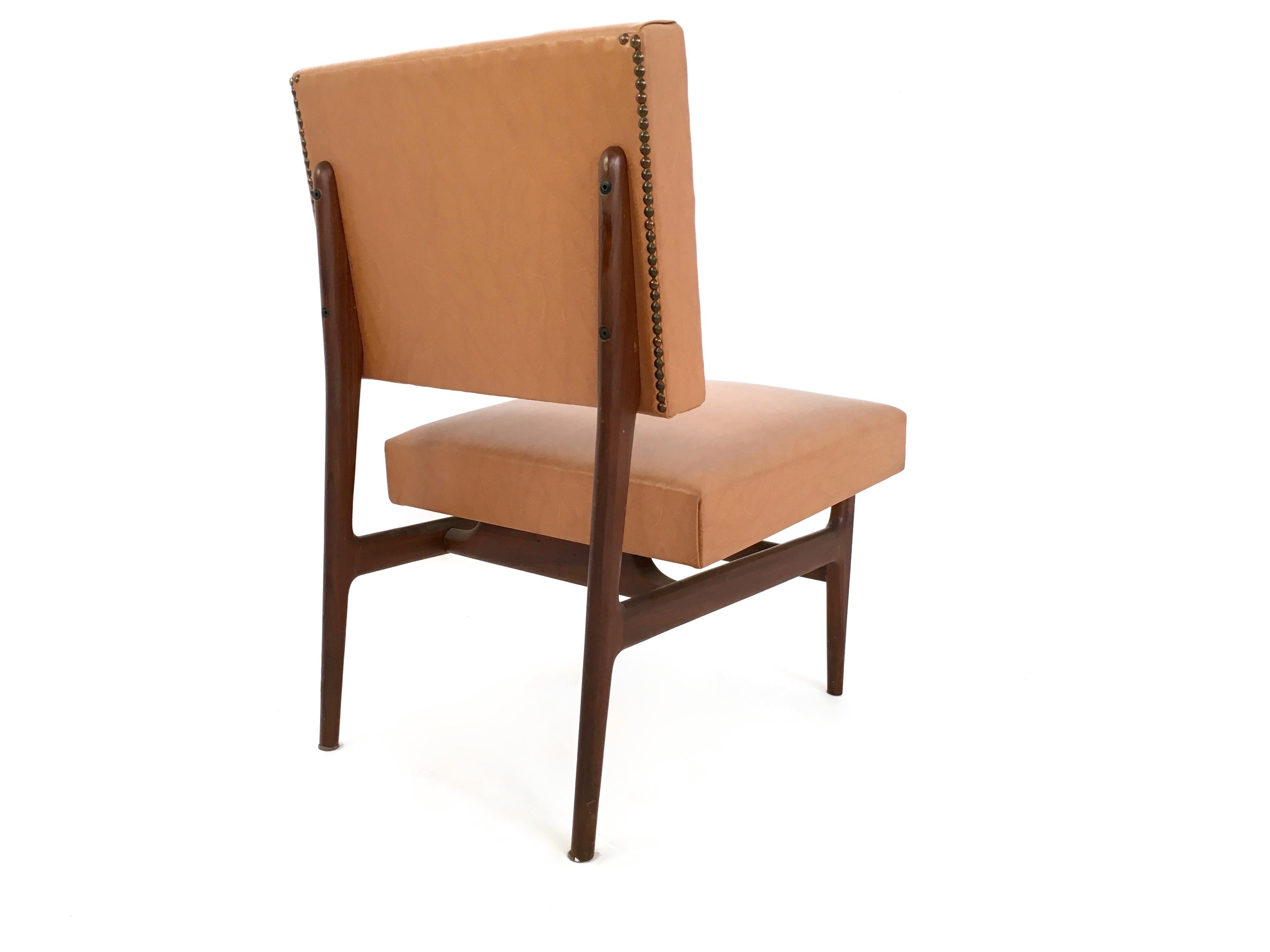 italien Paire de chaises longues en skaï camel avec structure en hêtre ébonisé par Dassi, Italie en vente
