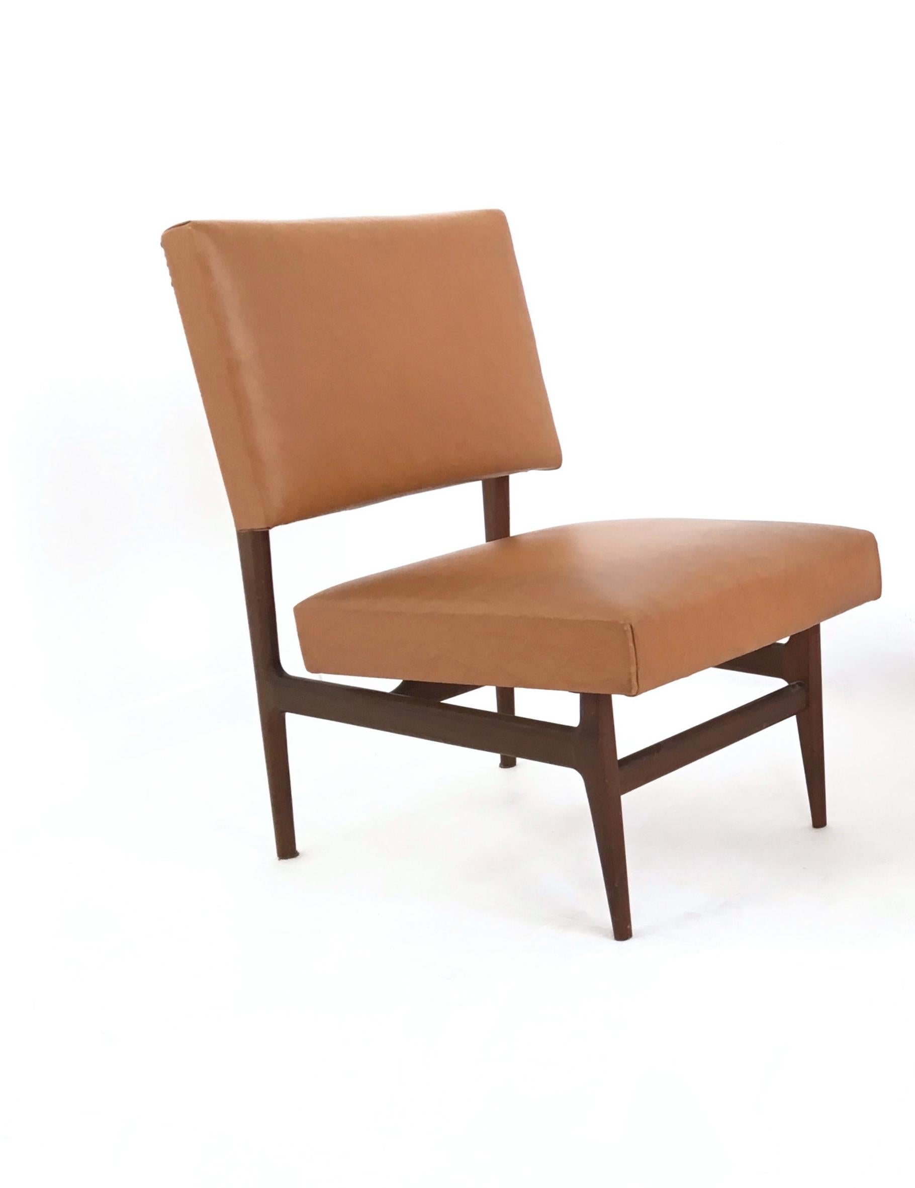 Ébénisé Paire de chaises longues en skaï camel avec structure en hêtre ébonisé par Dassi, Italie en vente