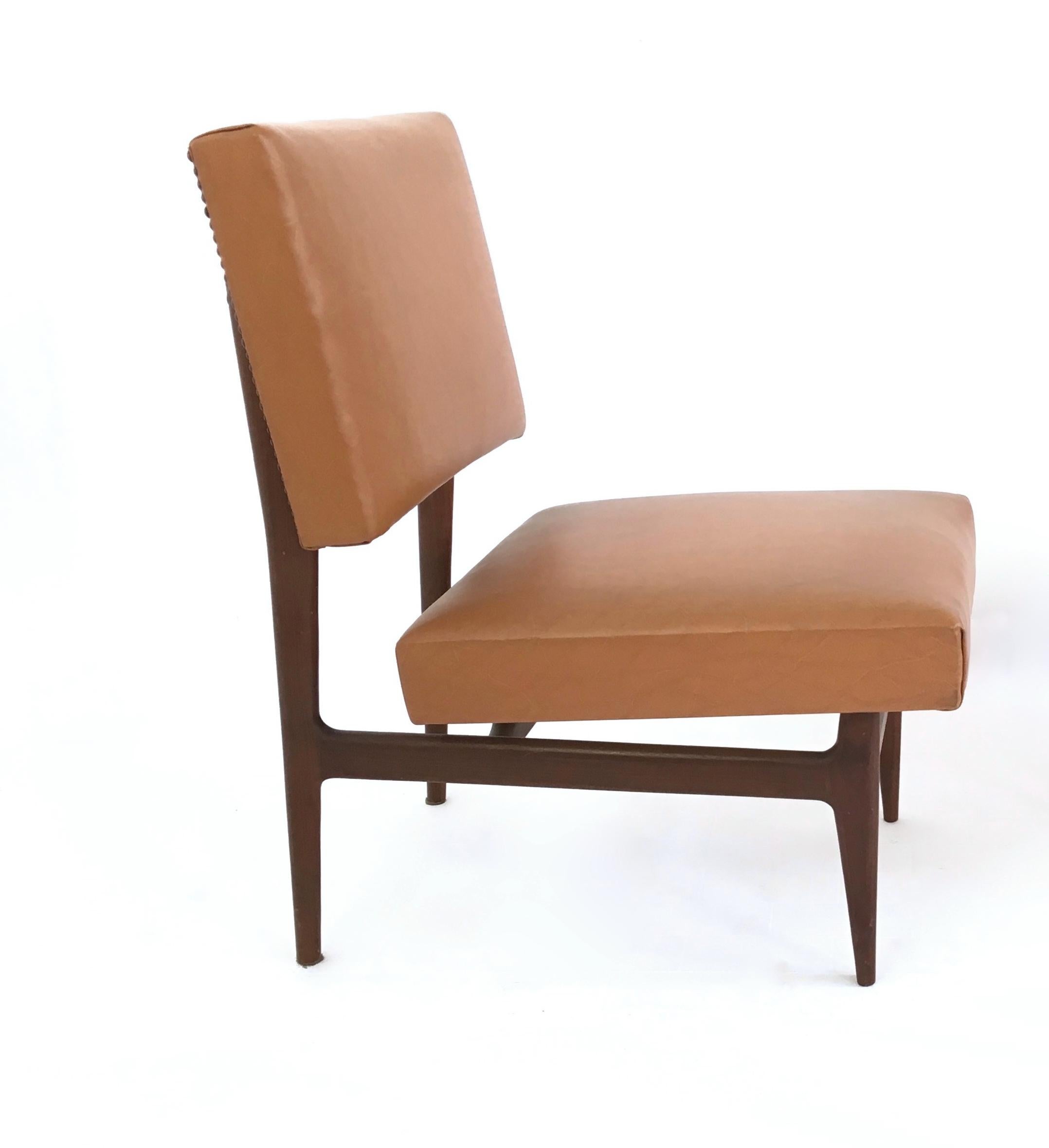 Paire de chaises longues en skaï camel avec structure en hêtre ébonisé par Dassi, Italie Excellent état - En vente à Bresso, Lombardy
