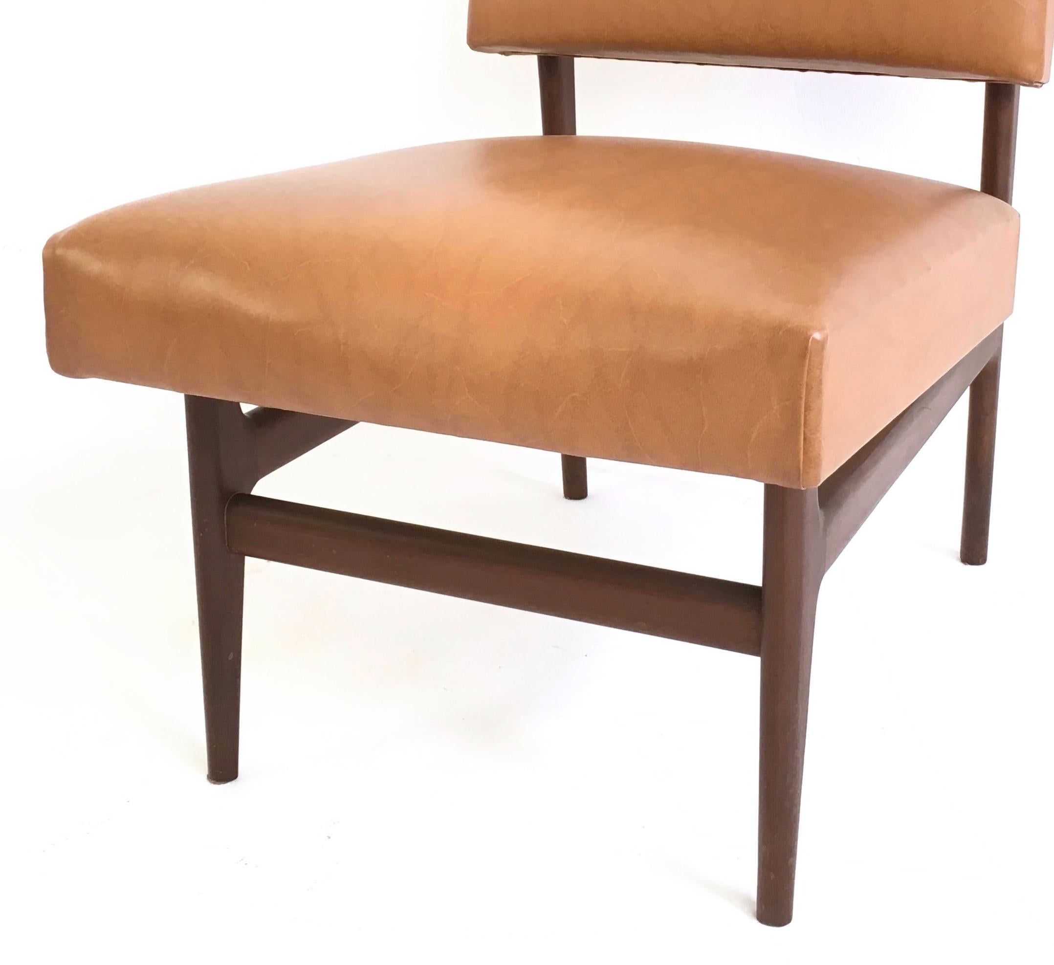 Milieu du XXe siècle Paire de chaises longues en skaï camel avec structure en hêtre ébonisé par Dassi, Italie en vente
