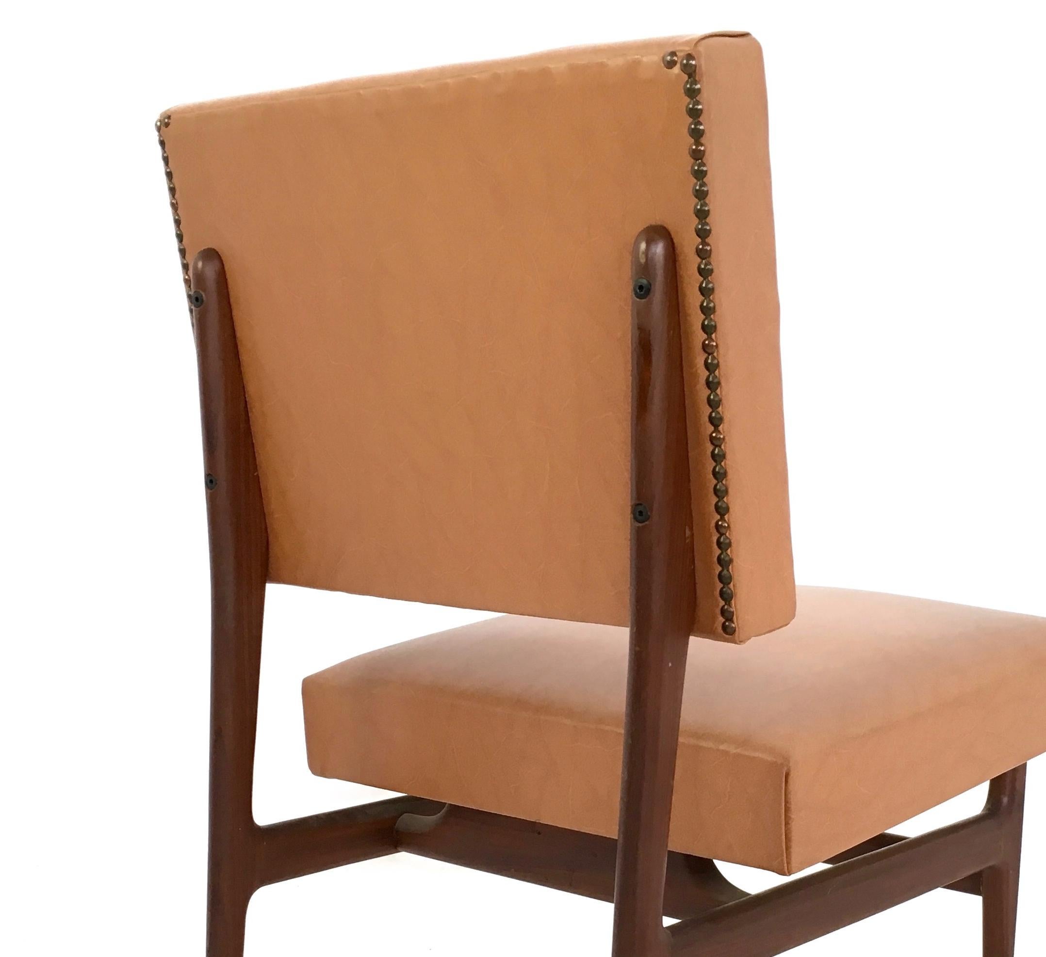 Imitation cuir Paire de chaises longues en skaï camel avec structure en hêtre ébonisé par Dassi, Italie en vente