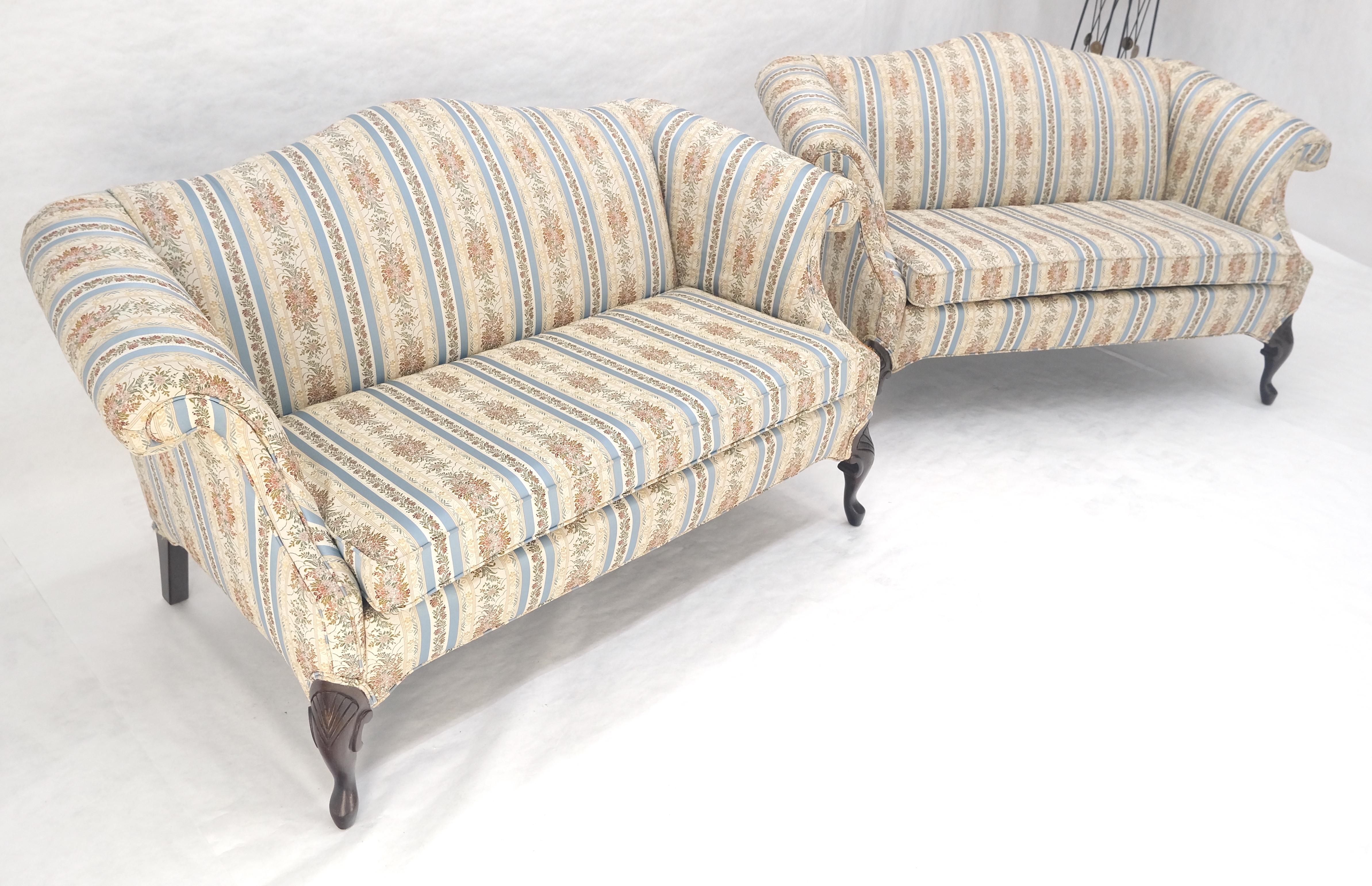 Coppia di poltrone Camelback Tappezzeria a righe blu e bianche e floreale MINT! in vendita 3