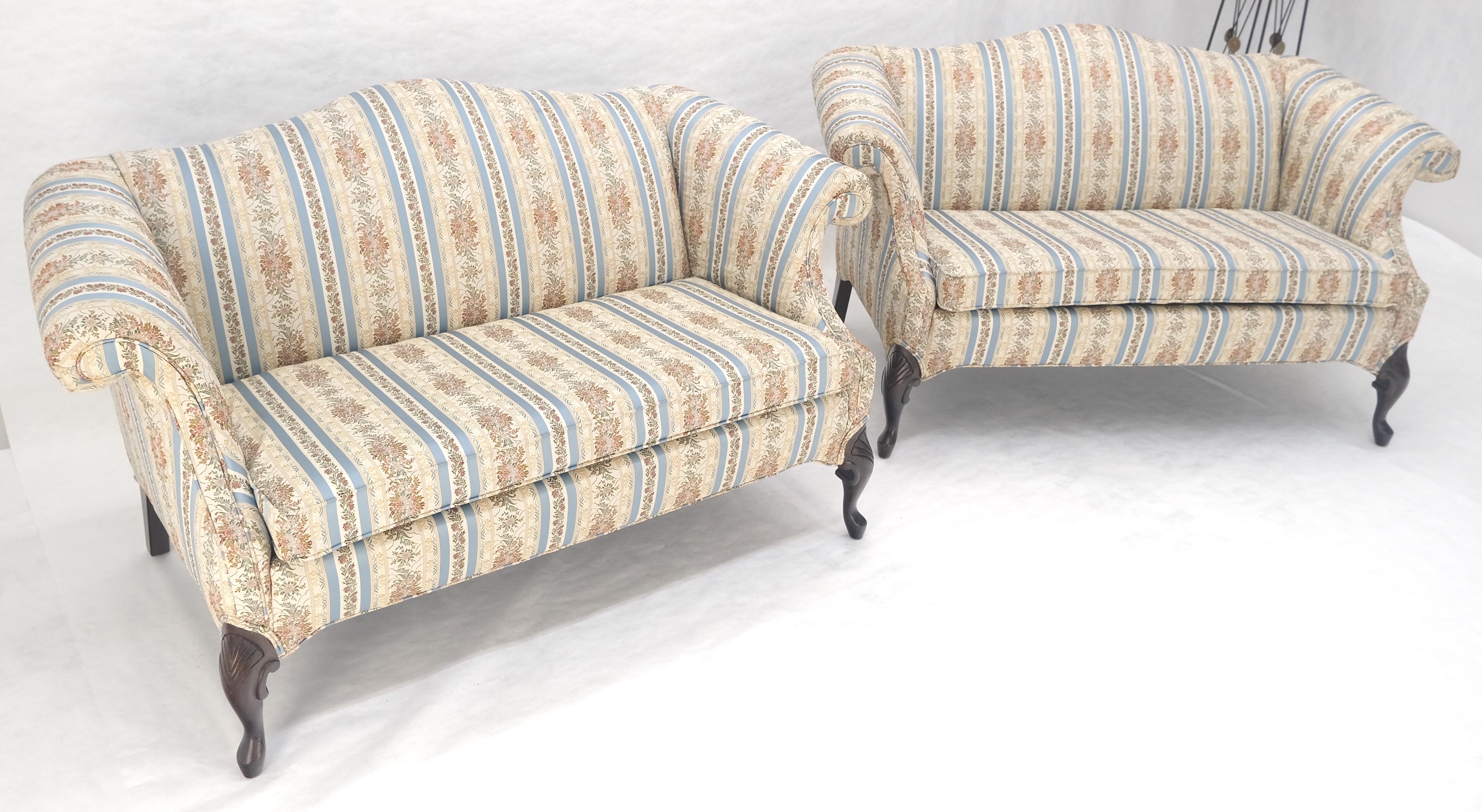 Coppia di poltrone Camelback Tappezzeria a righe blu e bianche e floreale MINT! in vendita 5