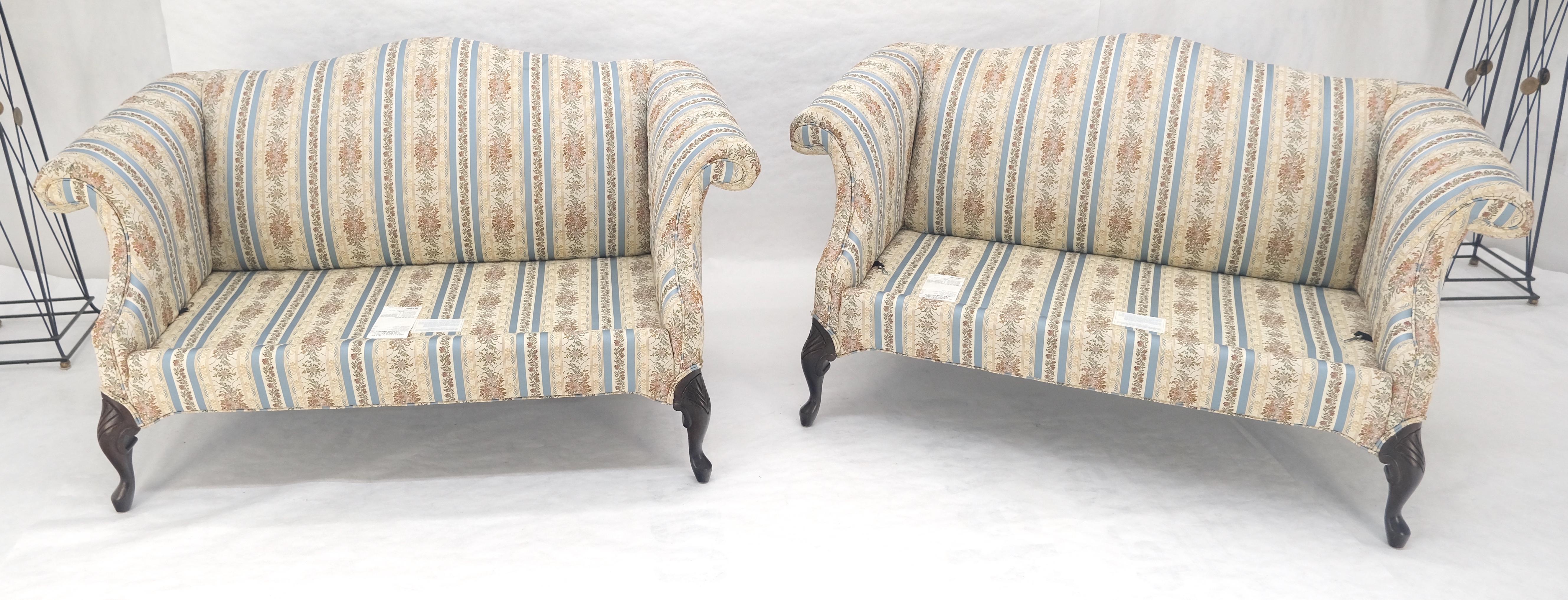 Coppia di poltrone Camelback Tappezzeria a righe blu e bianche e floreale MINT! in vendita 6