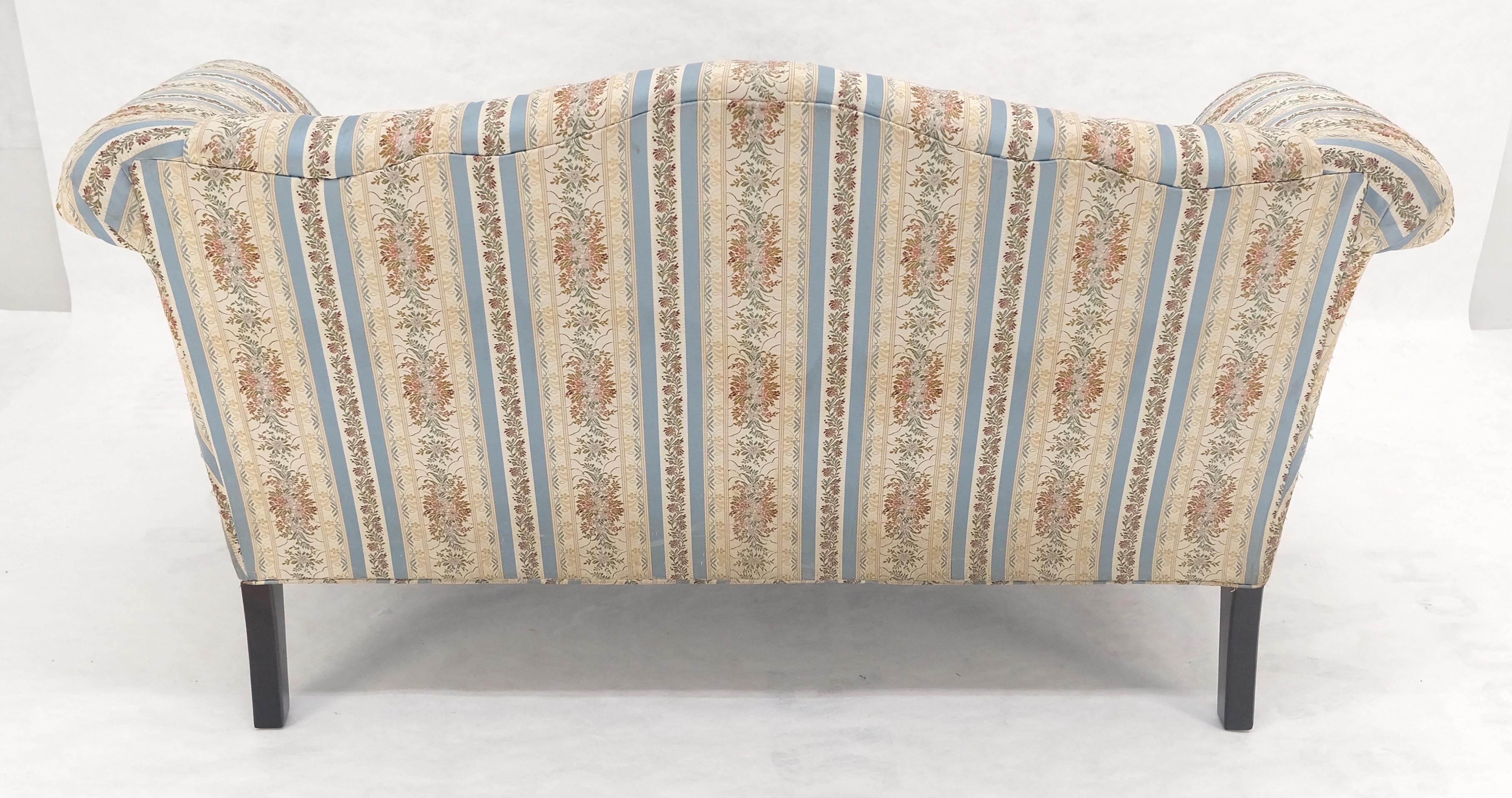 Coppia di poltrone Camelback Tappezzeria a righe blu e bianche e floreale MINT! in vendita 9