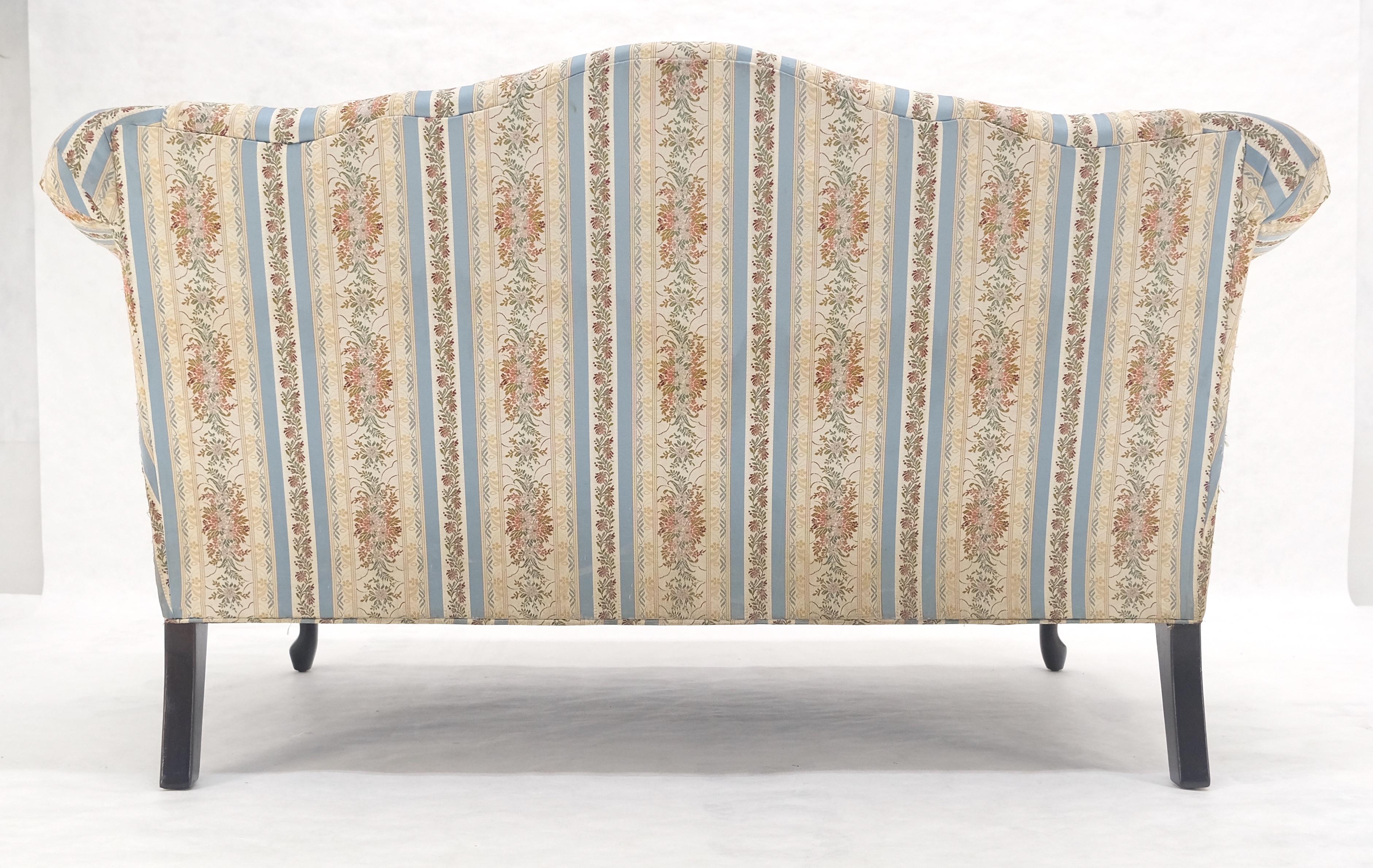 Coppia di poltrone Camelback Tappezzeria a righe blu e bianche e floreale MINT! in vendita 10