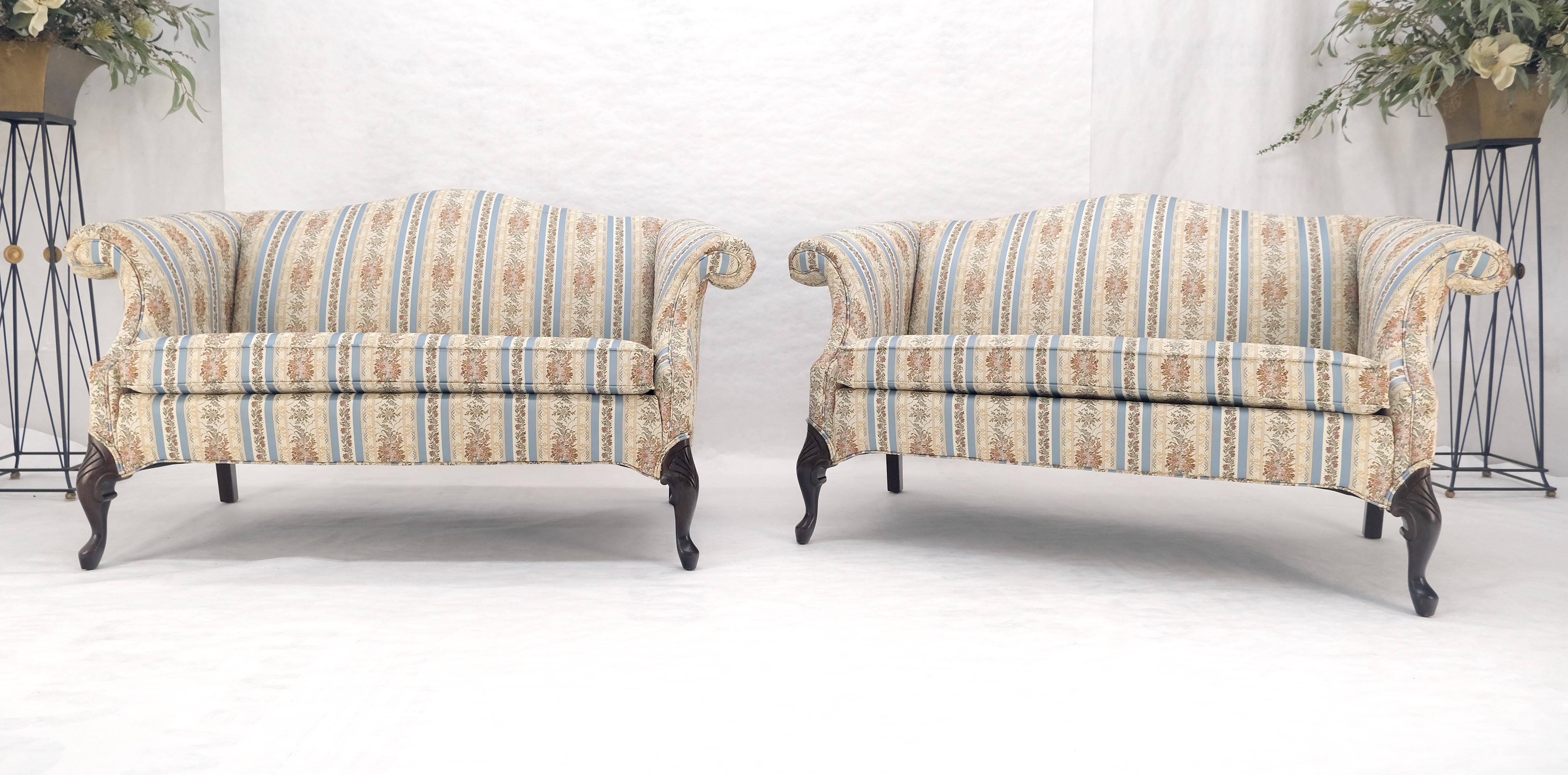 Americano Coppia di poltrone Camelback Tappezzeria a righe blu e bianche e floreale MINT! in vendita