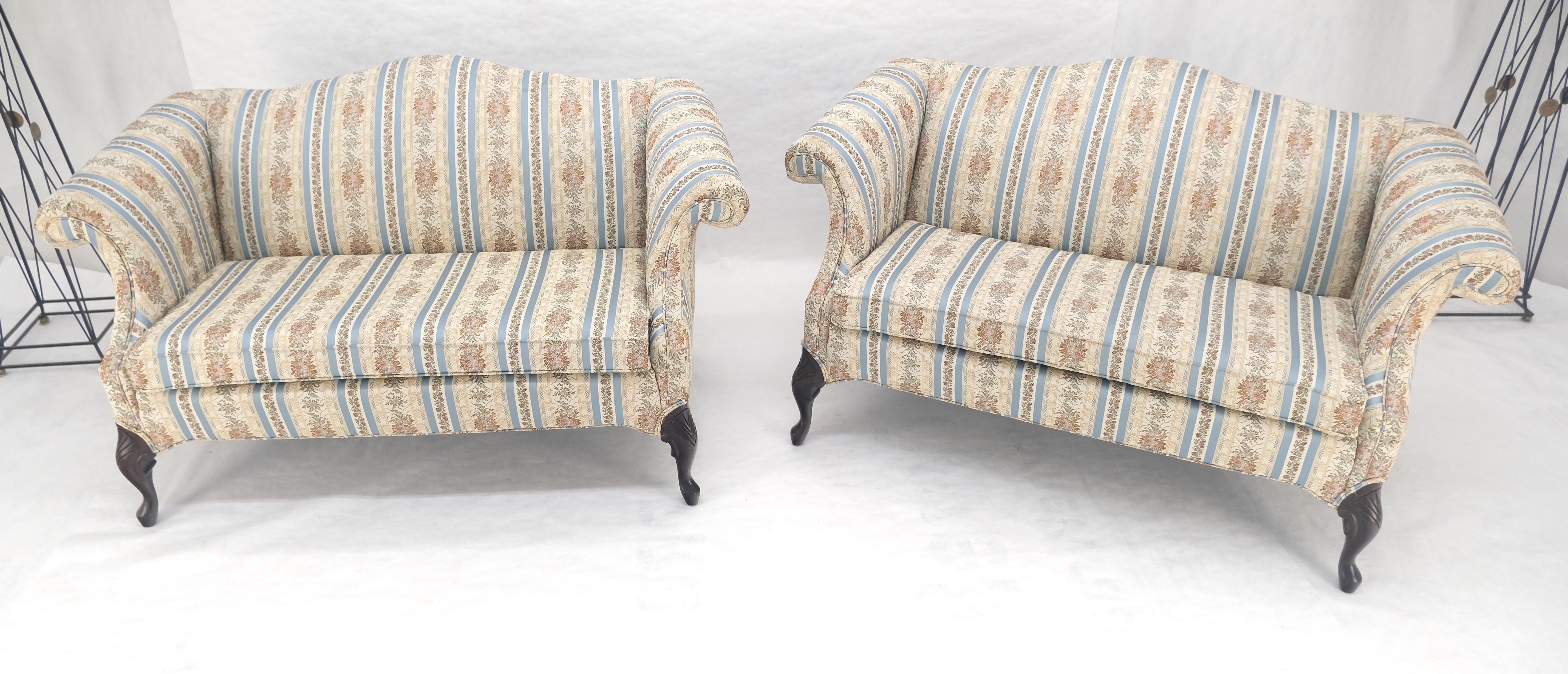 Intagliato Coppia di poltrone Camelback Tappezzeria a righe blu e bianche e floreale MINT! in vendita