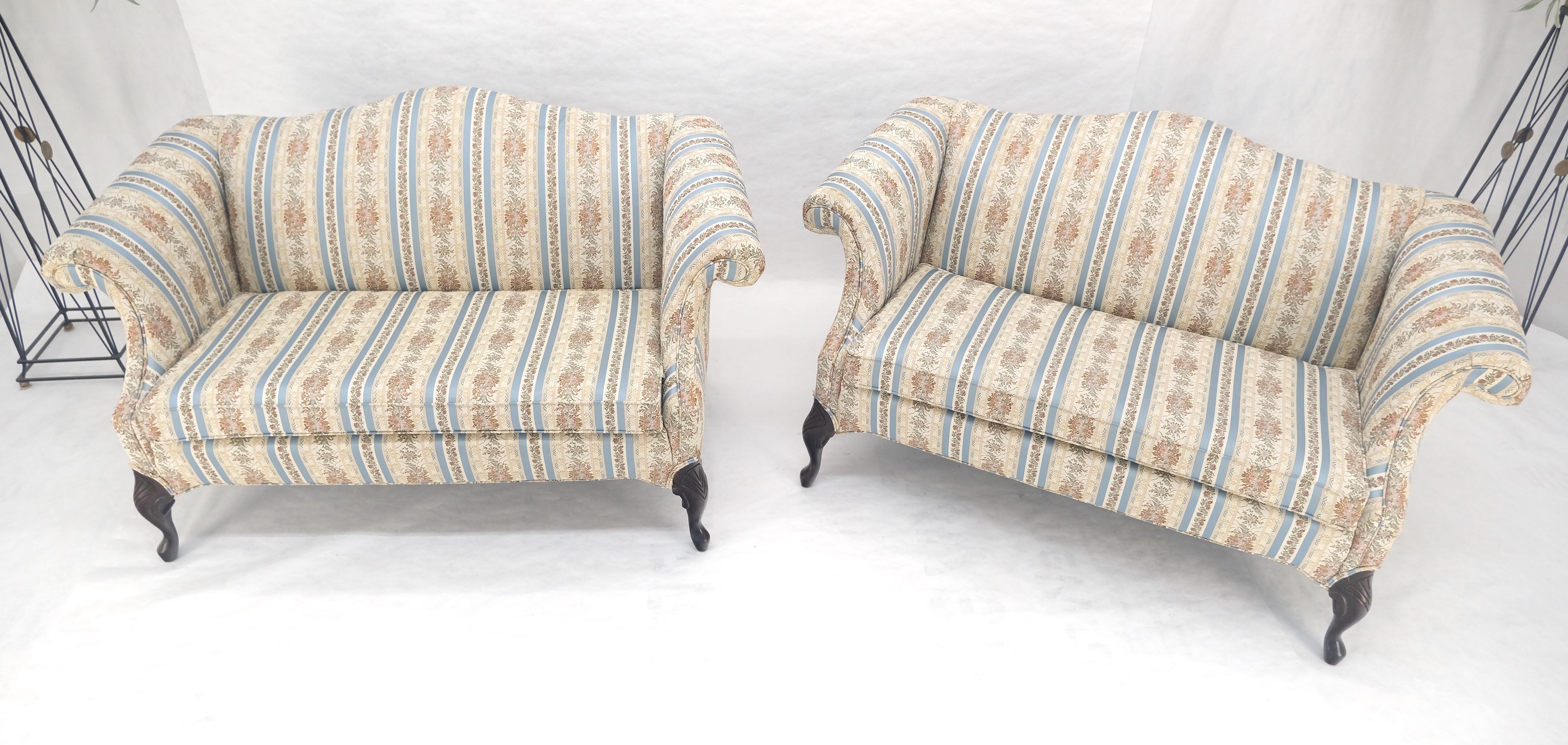 Coppia di poltrone Camelback Tappezzeria a righe blu e bianche e floreale MINT! In condizioni buone in vendita a Rockaway, NJ