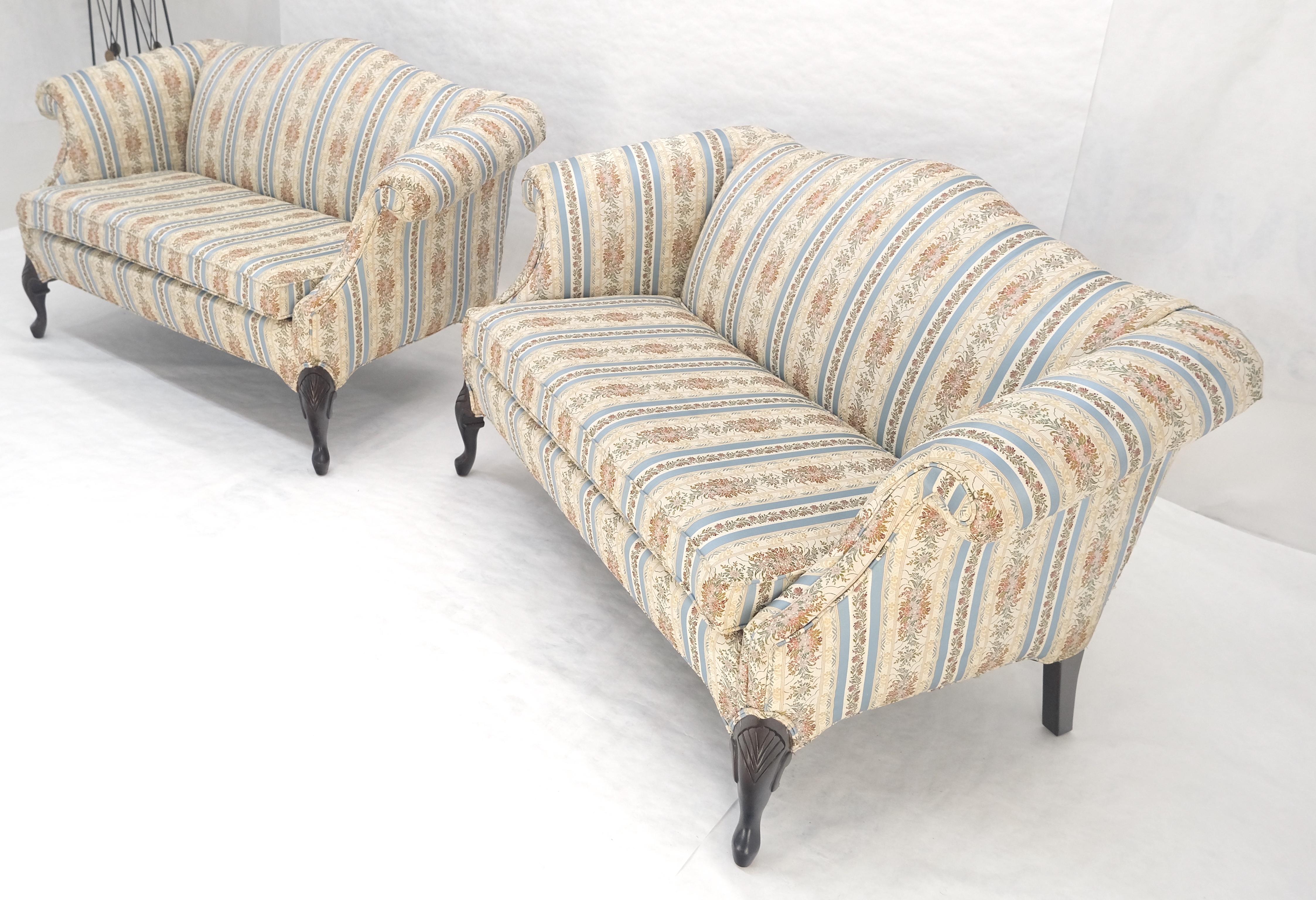 Mogano Coppia di poltrone Camelback Tappezzeria a righe blu e bianche e floreale MINT! in vendita