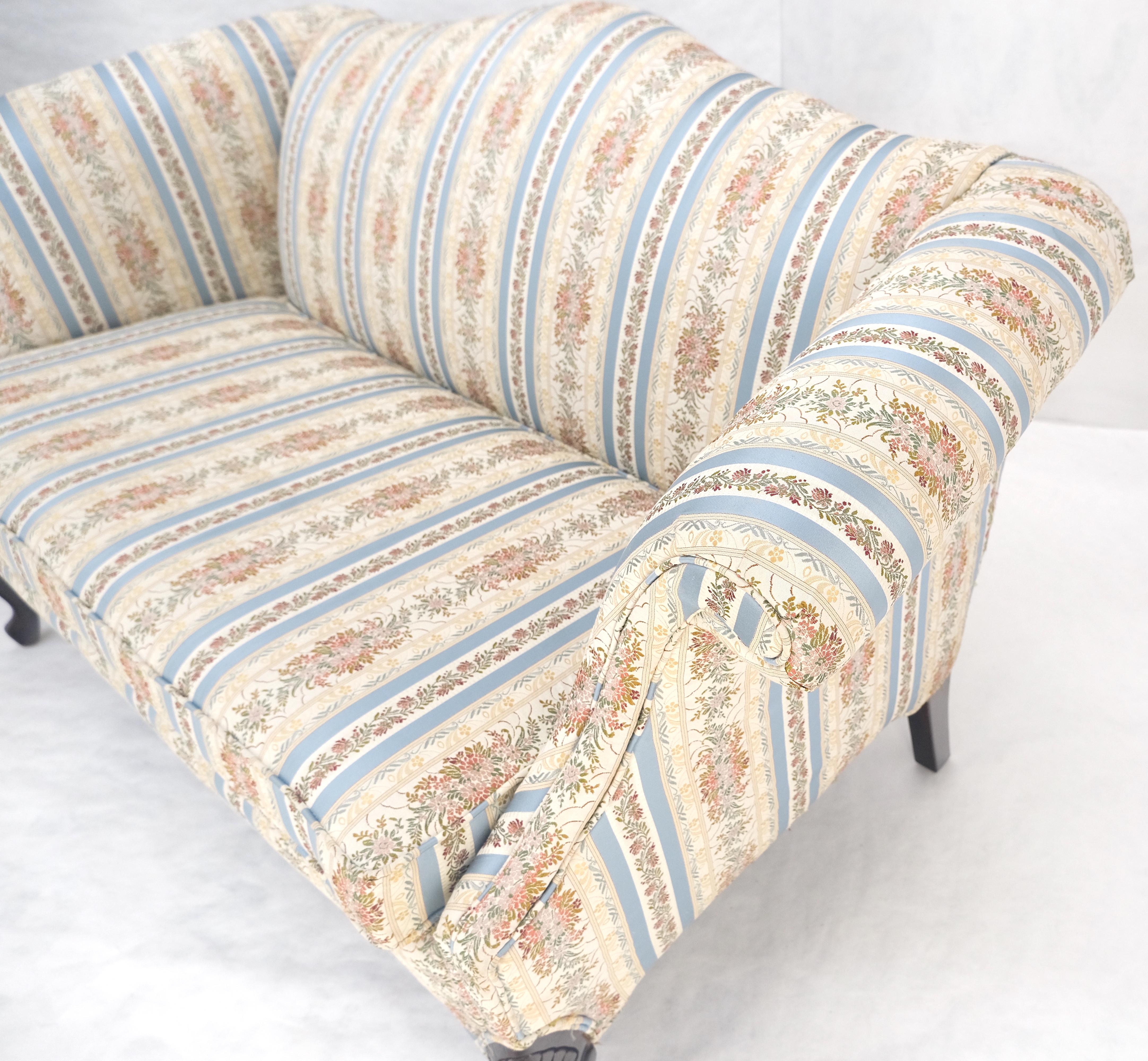 Coppia di poltrone Camelback Tappezzeria a righe blu e bianche e floreale MINT! in vendita 2