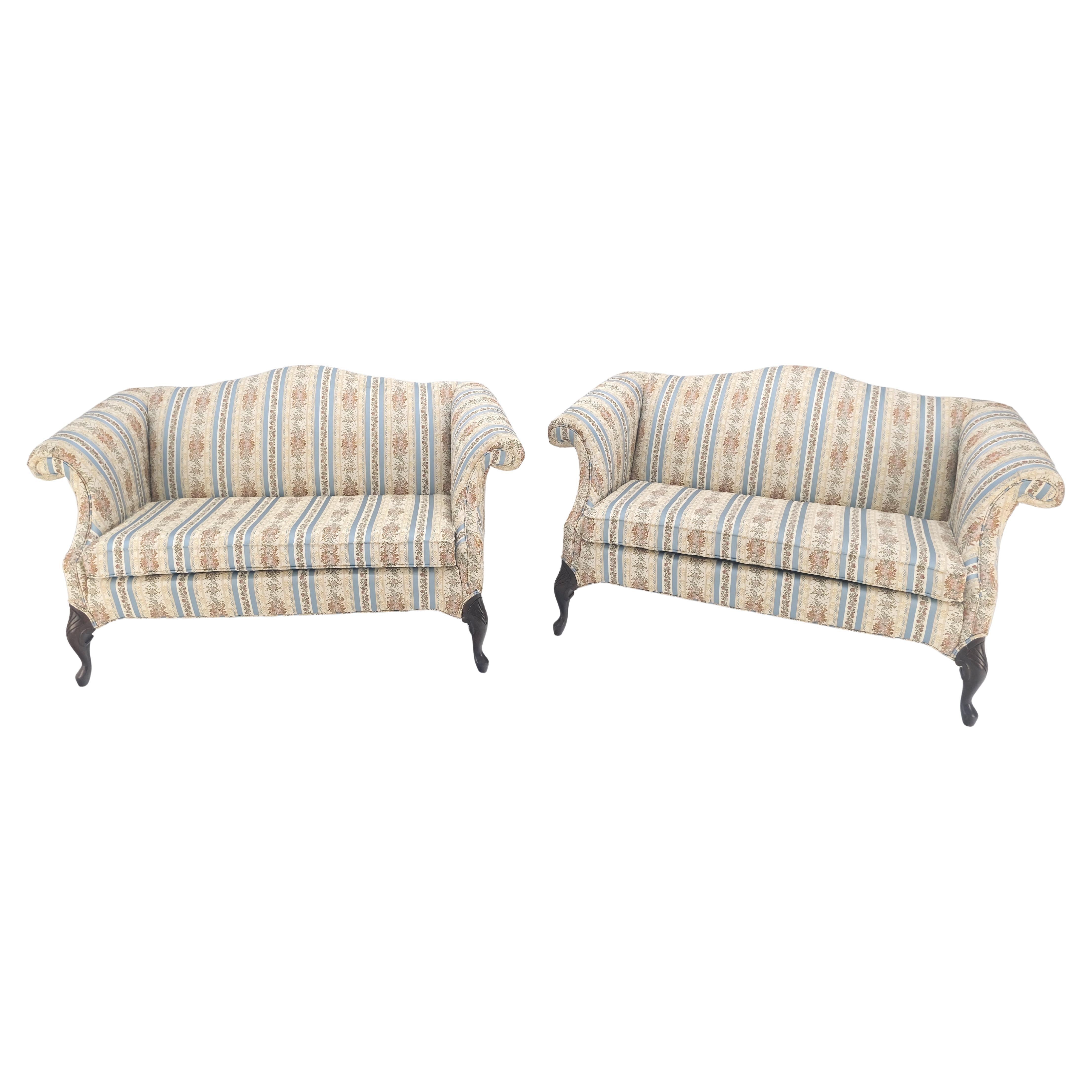 Paire de Causeuses Camelback Tapis rayé et floral bleu et blanc MINT !