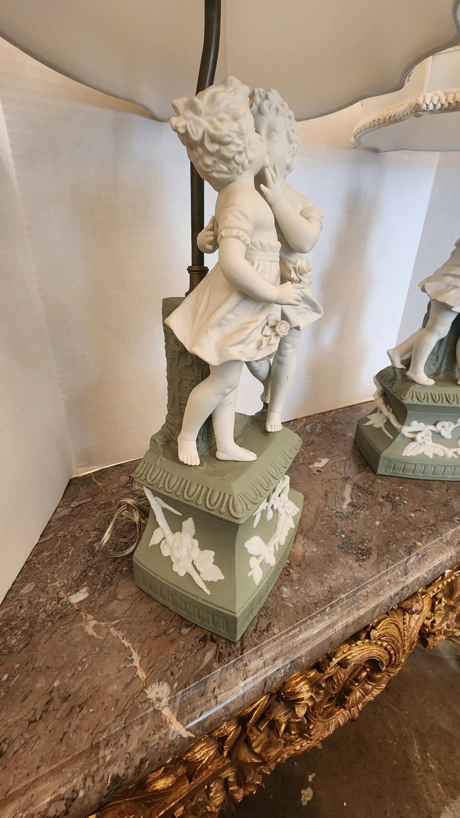 Cette annonce présente une paire de jasperware en porcelaine de style Rococo Revival. Le Jasperware est un type de poterie créé par Josiah Wedgwood dans les années 1770. Parfois décrit comme du grès, il a une finition 
