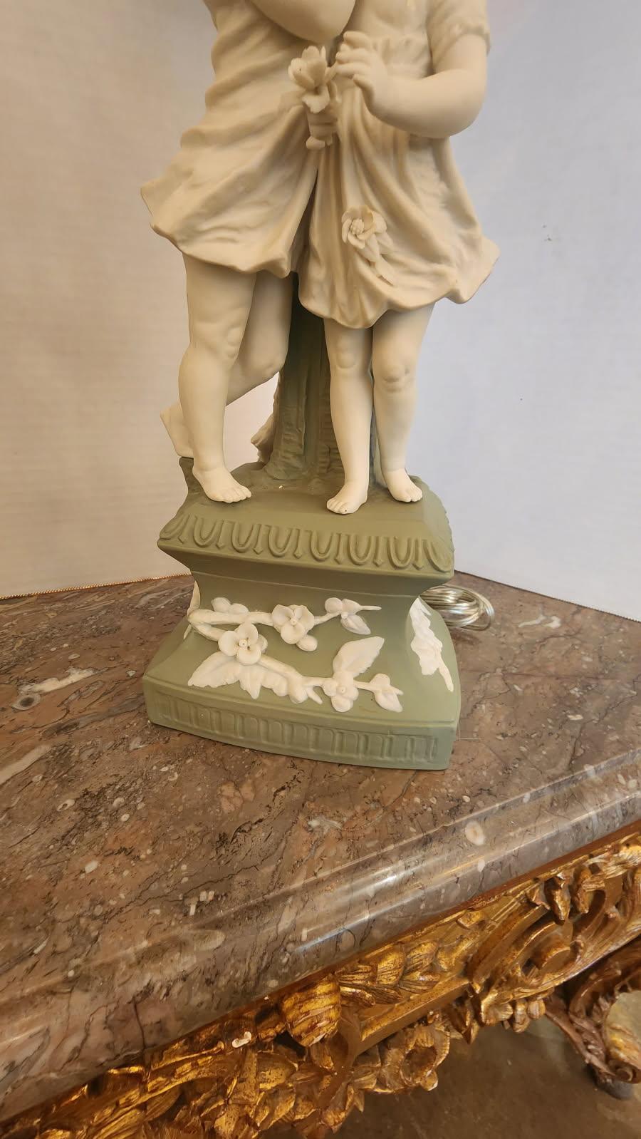 Français Paire de lampes en porcelaine de style jaspe camée en vente
