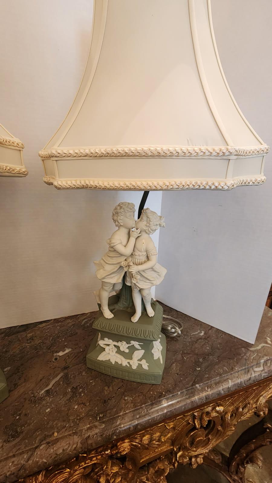 Paire de lampes en porcelaine de style jaspe camée Bon état - En vente à Dallas, TX