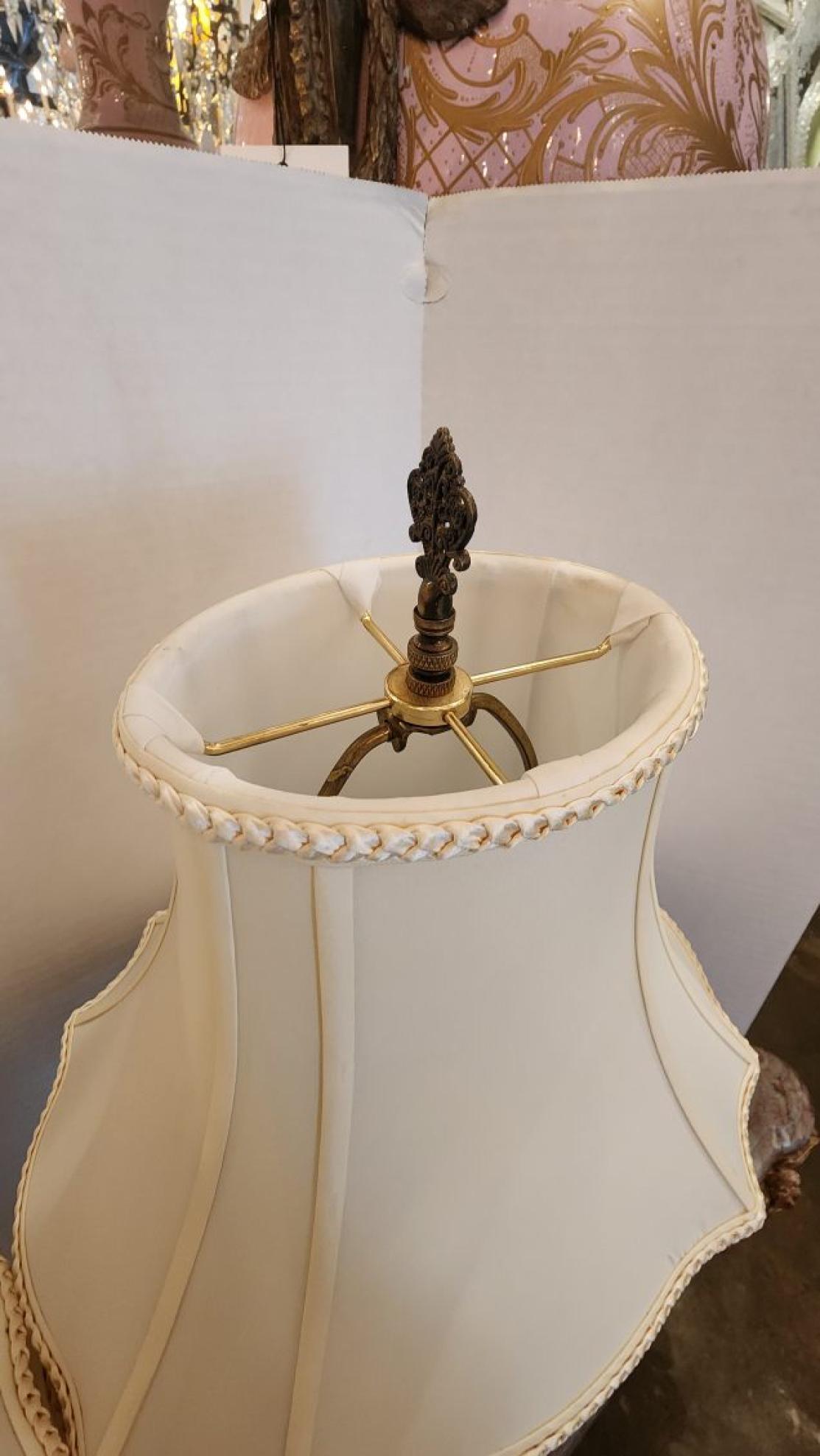 Laiton Paire de lampes en porcelaine de style jaspe camée en vente