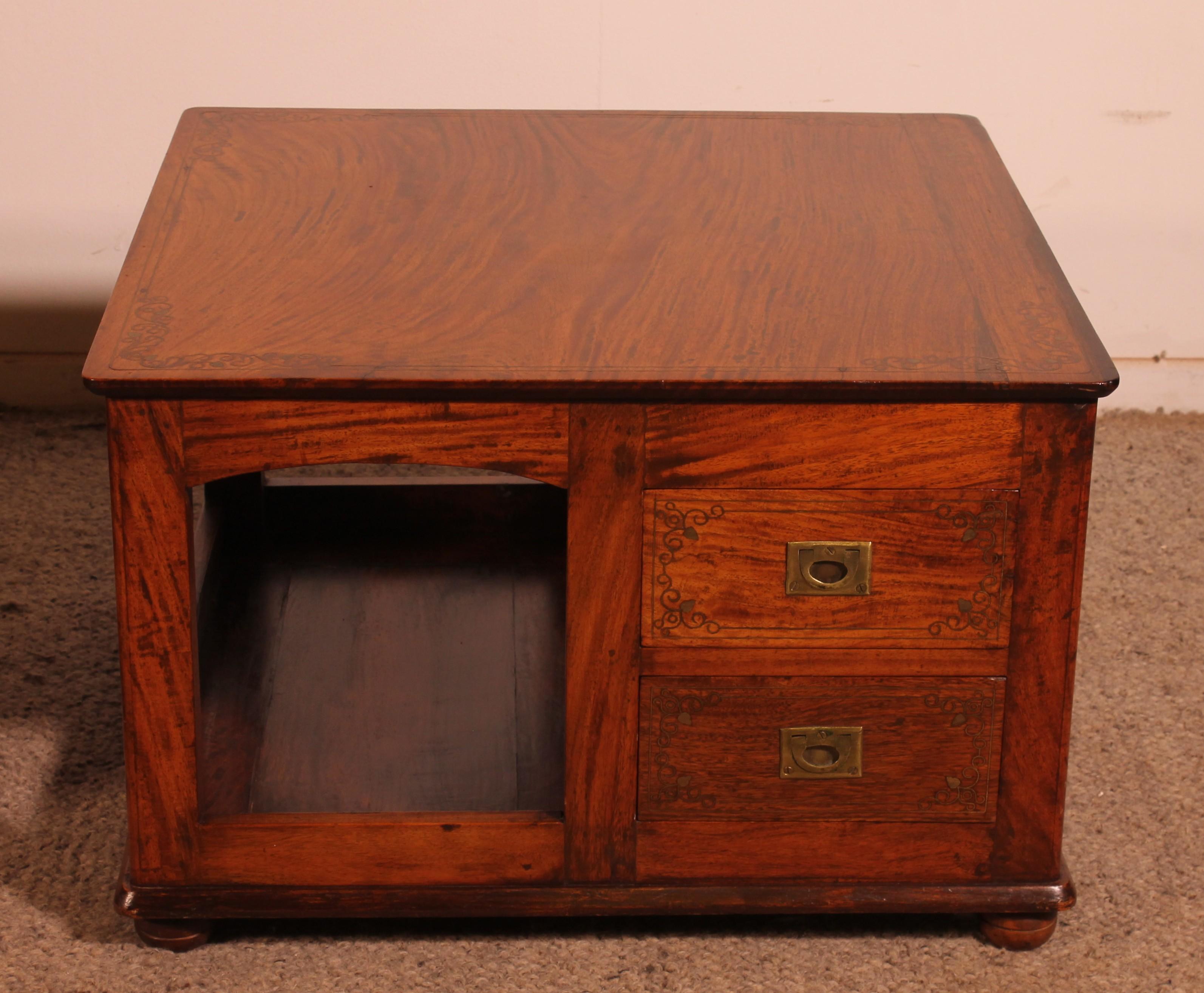 superba e rara coppia di tavolini o comodini inglesi chiamati campaigner (mobili dell'esercito inglese)
Coppia molto bella in legno massiccio satinato a forma di quadrato
Un piano molto bello con una fiamma superba e intarsi in ottone. Un'idea