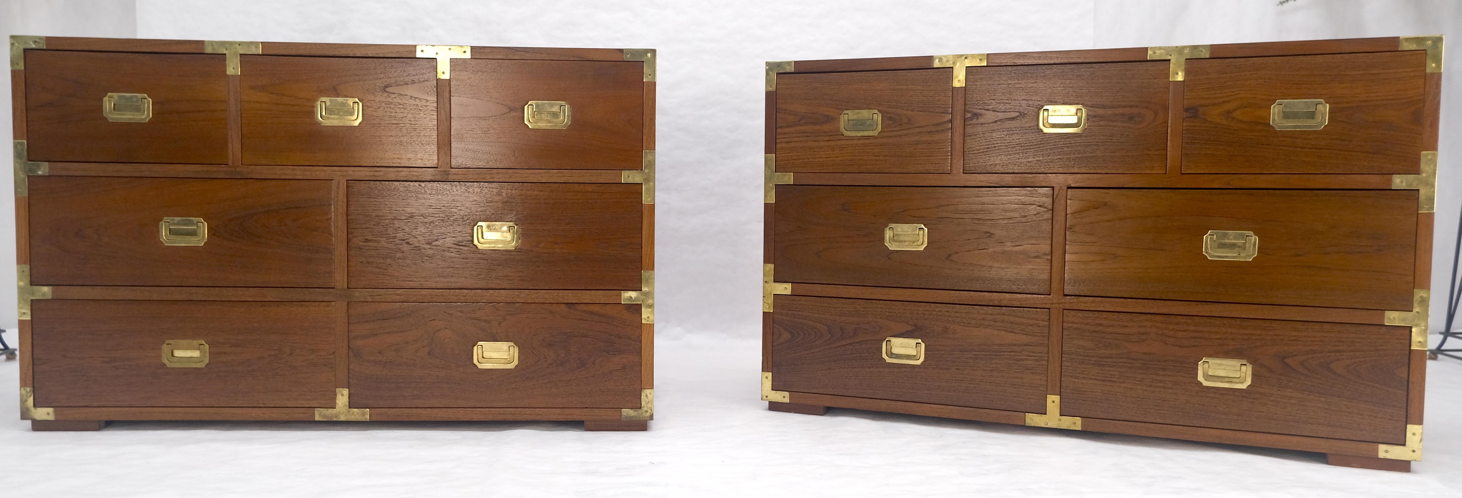 Coppia di cassettiere a coda di rondine in teak massiccio su misura per lo Studio A, credenza in ottone MINT! Schiene finite. Può essere  Utilizzati come centrotavola.