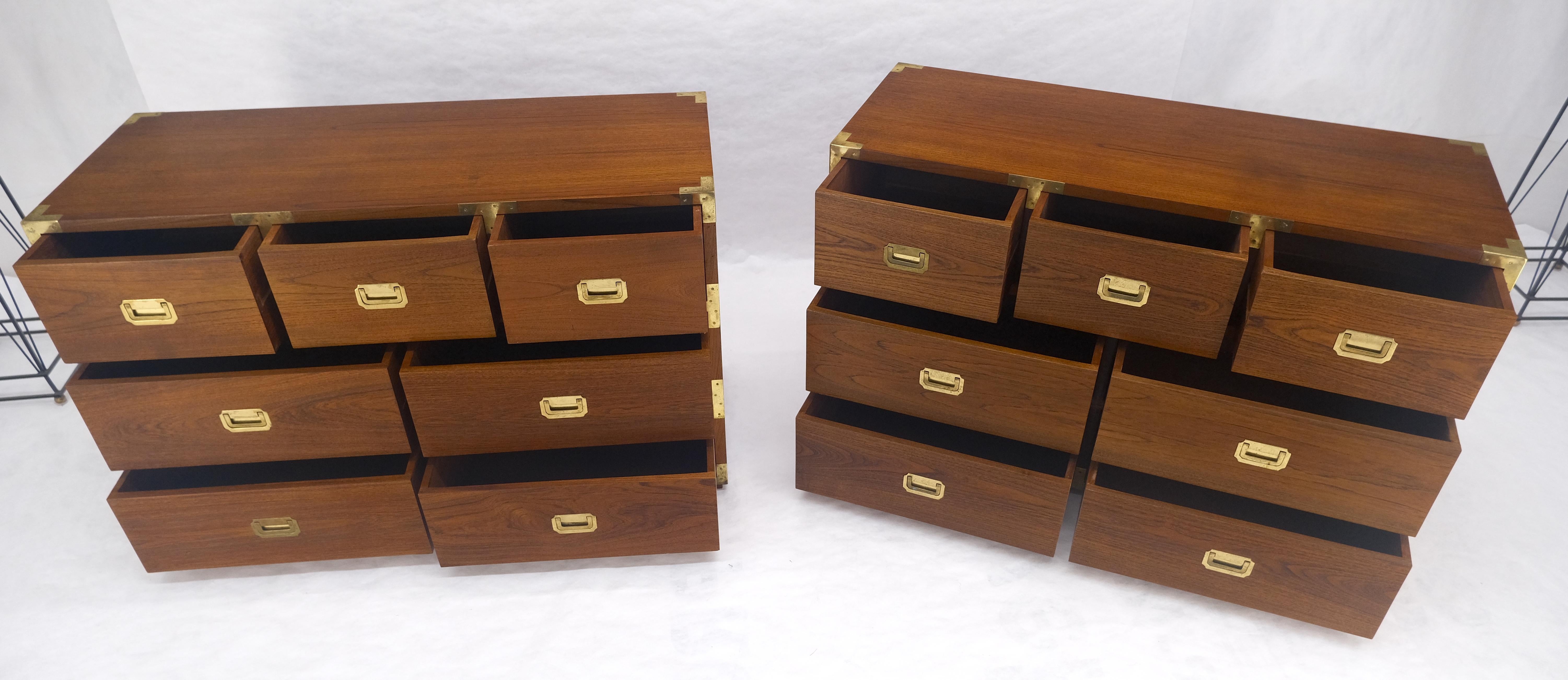 Americano Coppia di cassettiere a coda di rondine in teak massiccio Campaigner Credenza Brass MINT! in vendita