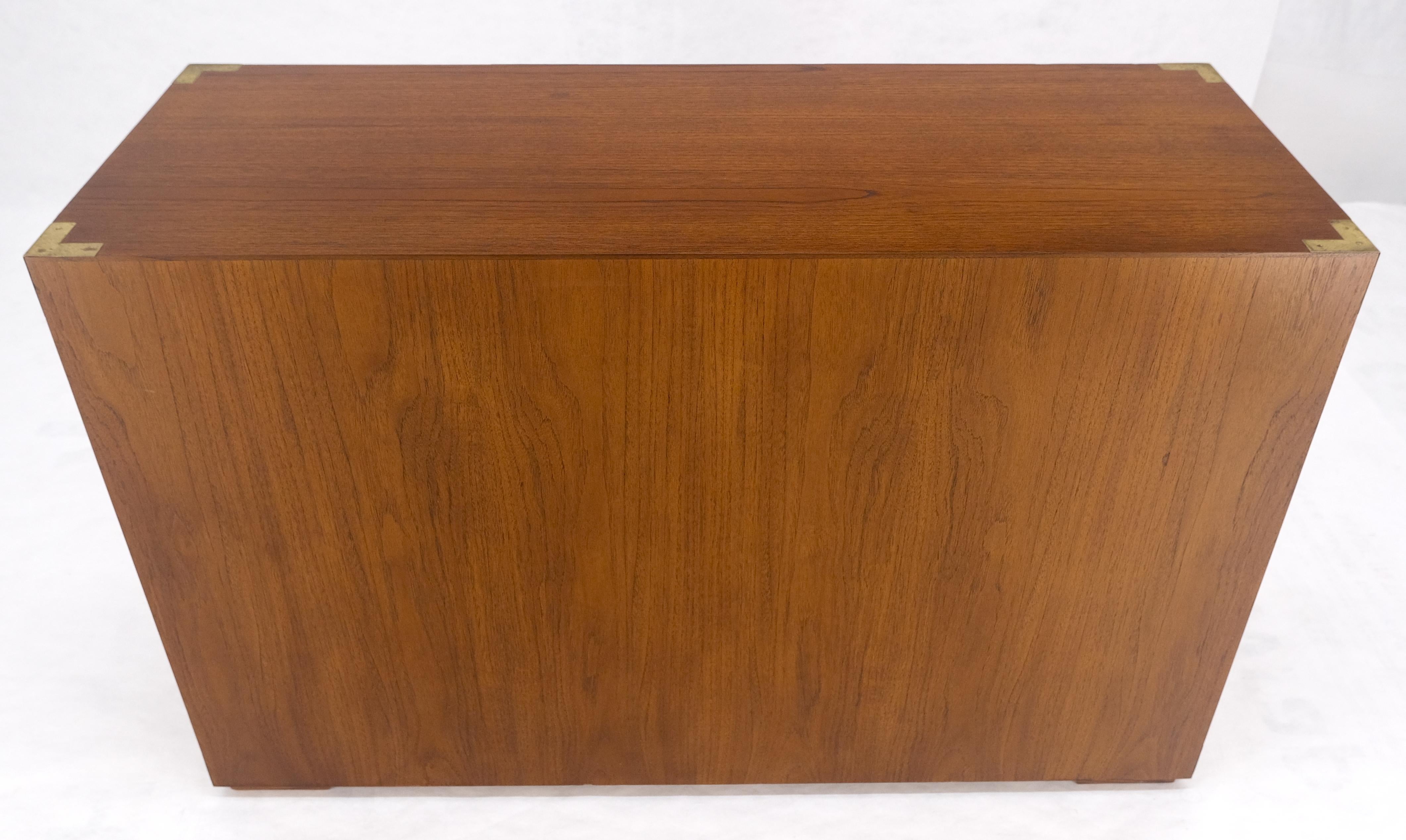 Laccato Coppia di cassettiere a coda di rondine in teak massiccio Campaigner Credenza Brass MINT! in vendita