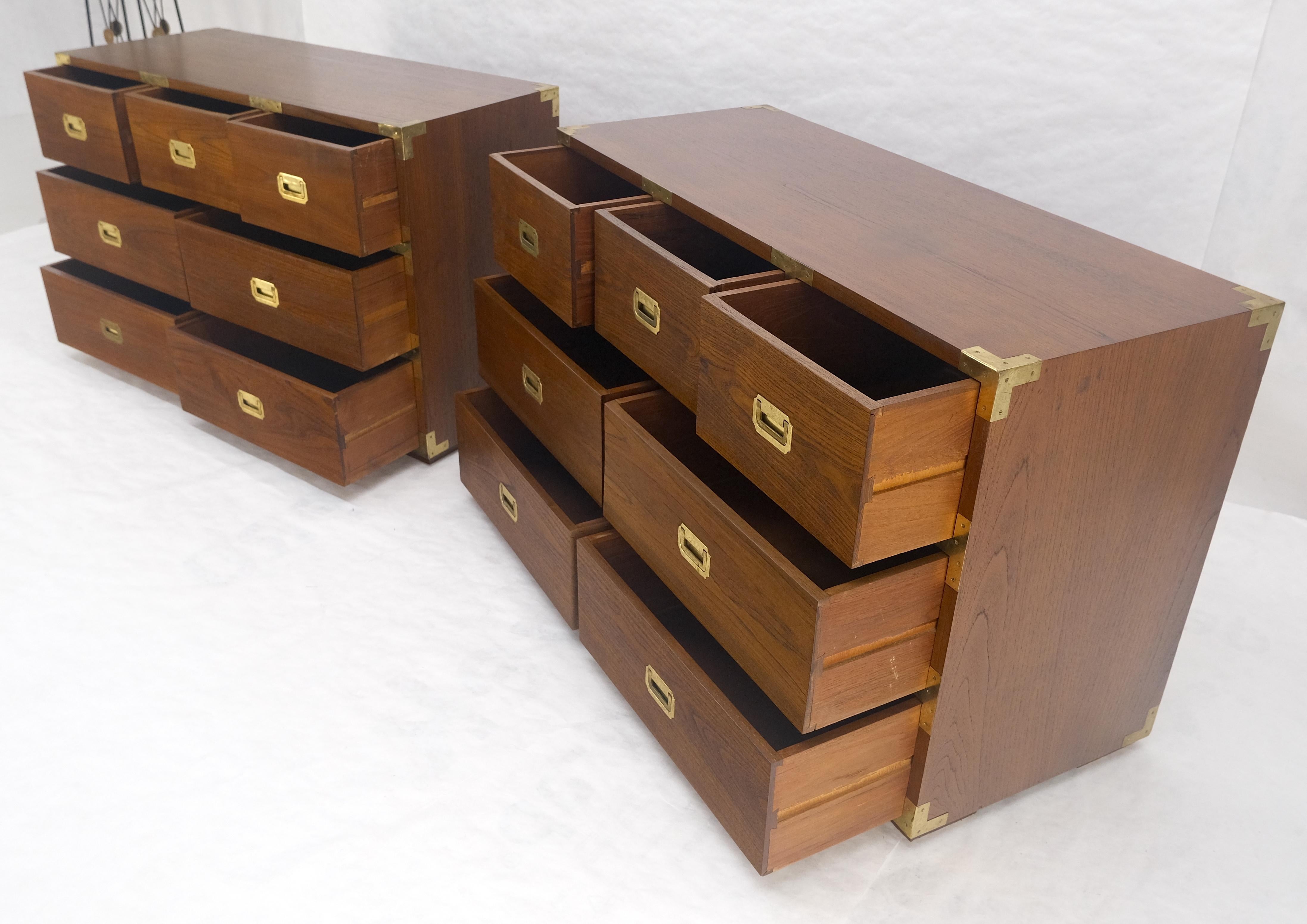 Coppia di cassettiere a coda di rondine in teak massiccio Campaigner Credenza Brass MINT! In condizioni ottime in vendita a Rockaway, NJ