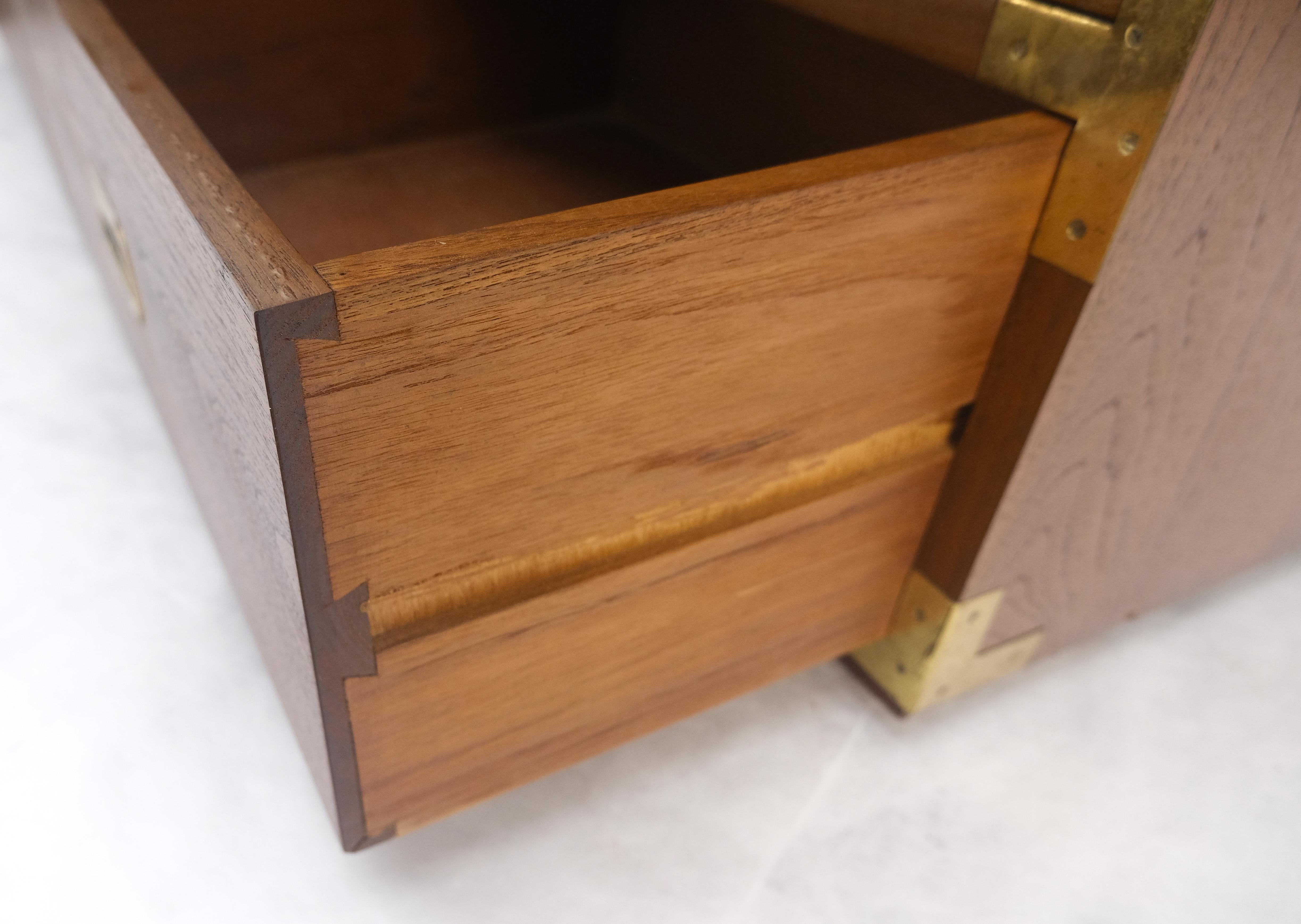 XX secolo Coppia di cassettiere a coda di rondine in teak massiccio Campaigner Credenza Brass MINT! in vendita