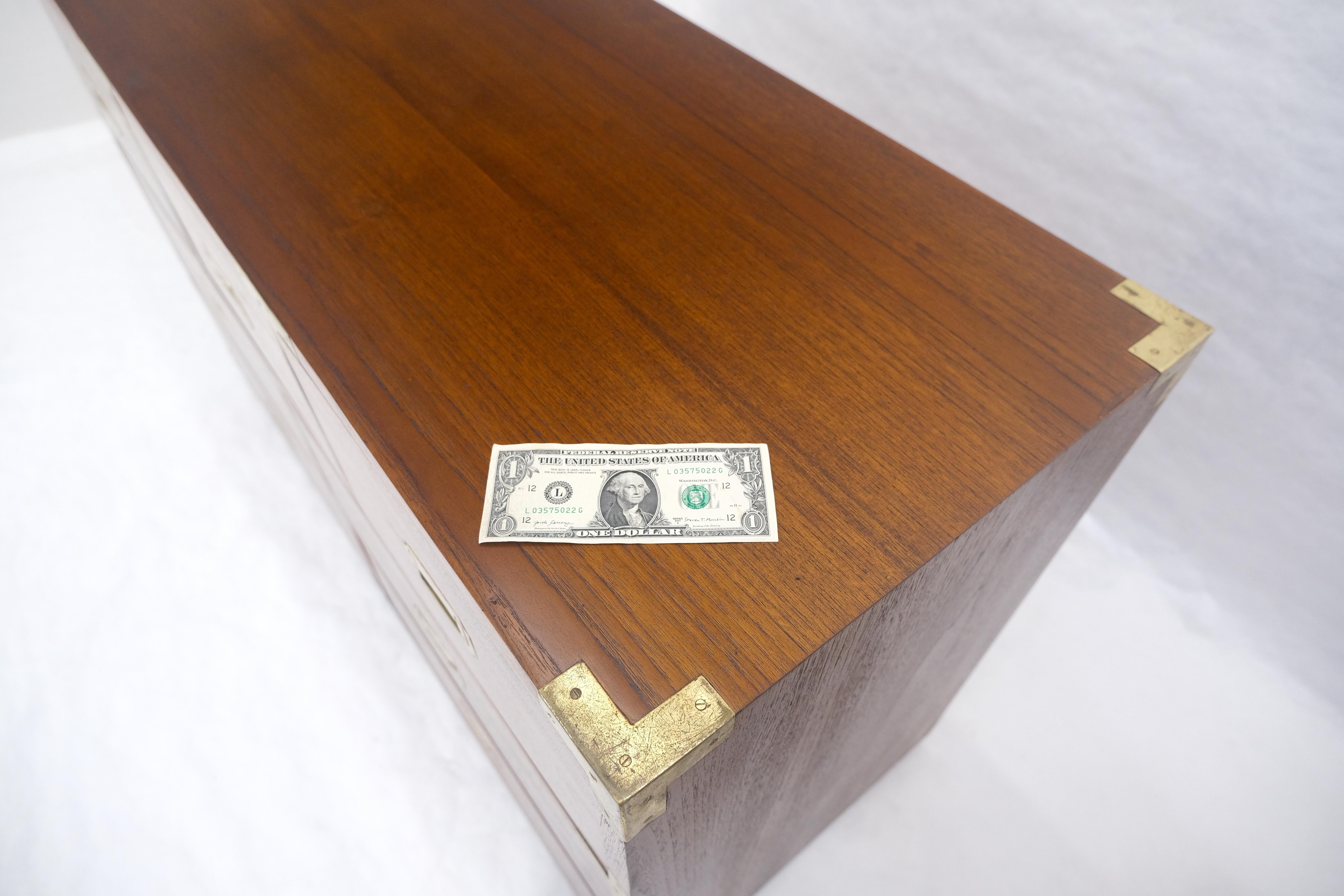 Teak Coppia di cassettiere a coda di rondine in teak massiccio Campaigner Credenza Brass MINT! in vendita