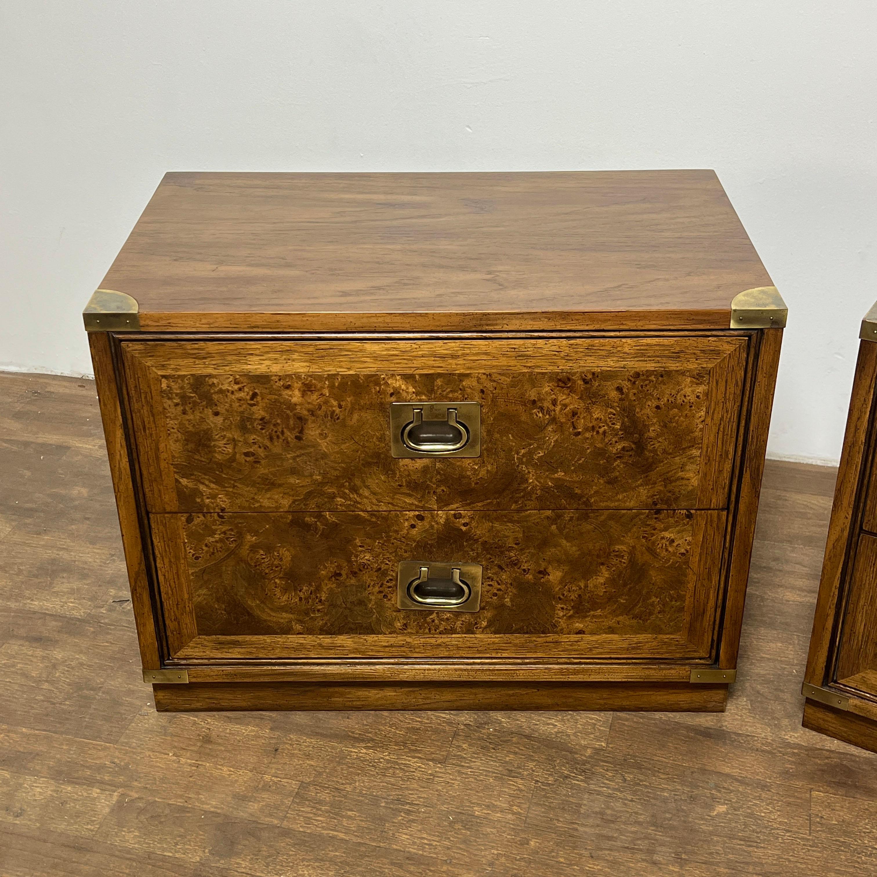 Zwei Nachttische mit zwei Schubladen, Messing-Ecken und bündig montierten Griffen im Campaigner-Stil, mit Schubladenfronten aus Wurzelholz und kontrastierenden Gehäusen aus Walnussholz, ca. 1970er Jahre, von Hickory Furniture Co.

