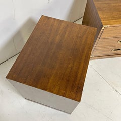 Paar Campaigner Endtische/Nachttische von Drexel CIRCA 1960er Jahre