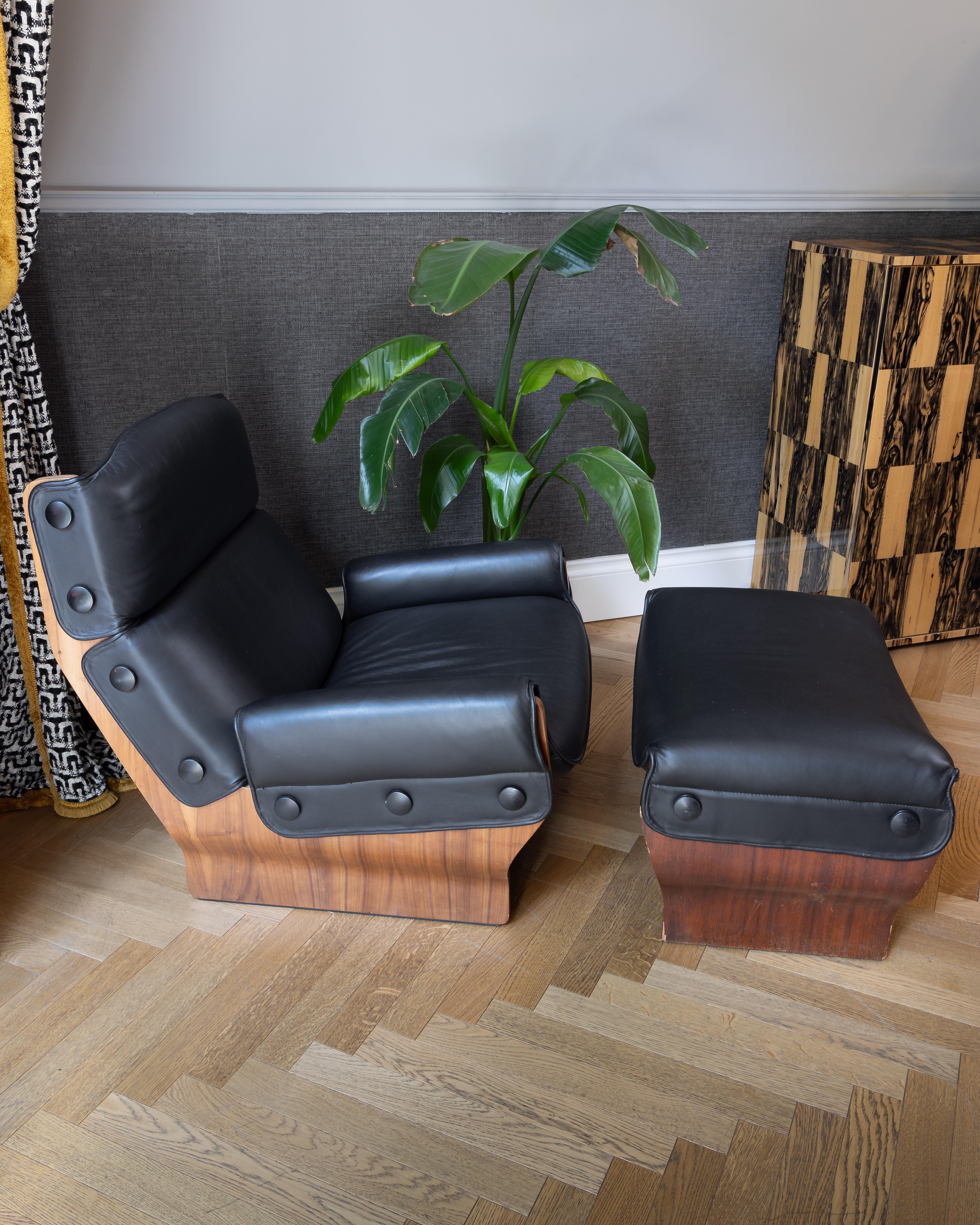 Pair of Osvaldo Borsani Canada P110 Armchairs with one footrest, upholstered in the original leather in perfect conditions, production Tecno.