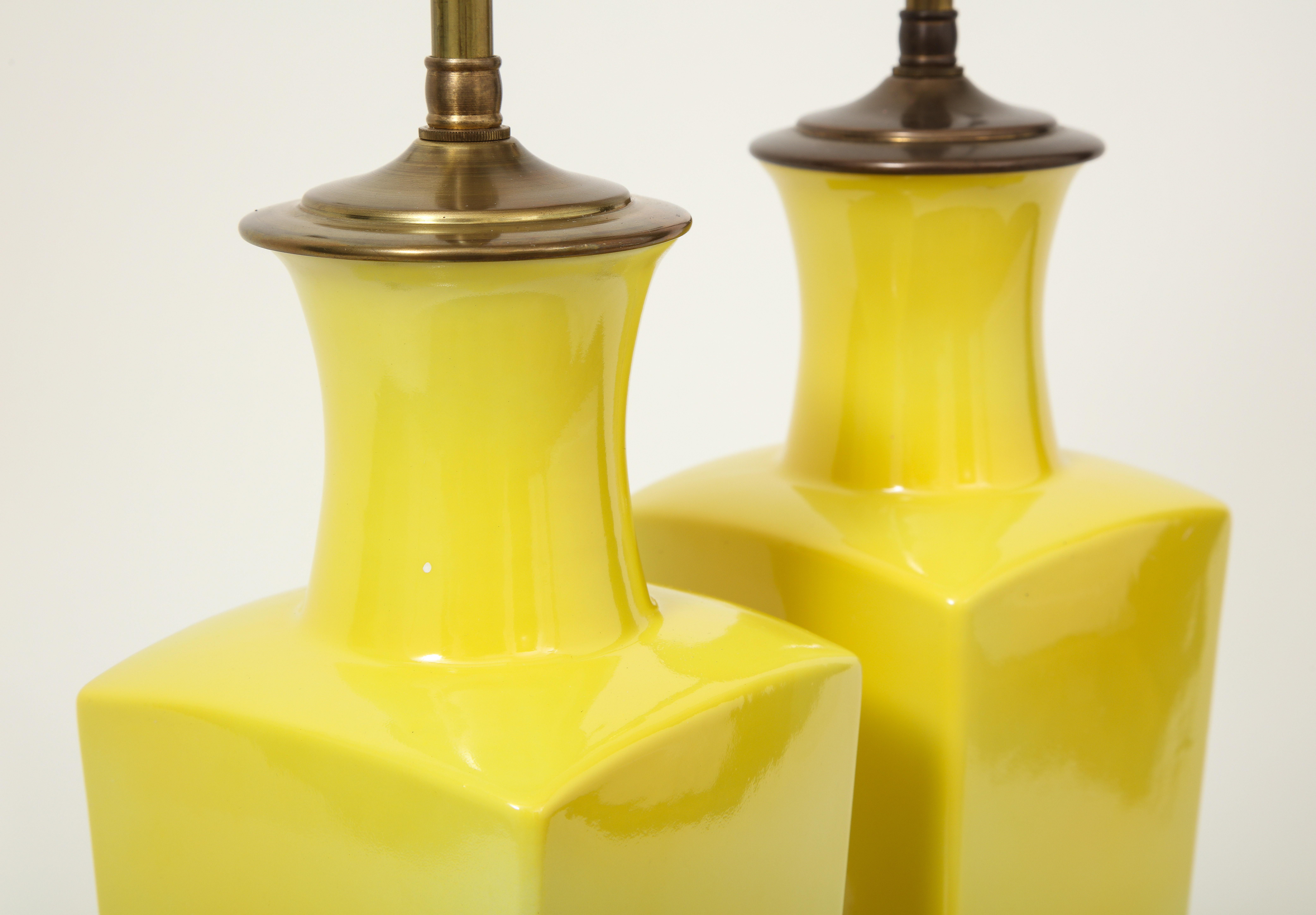 Paire de vases en porcelaine jaune canari servant de lampes en vente 4