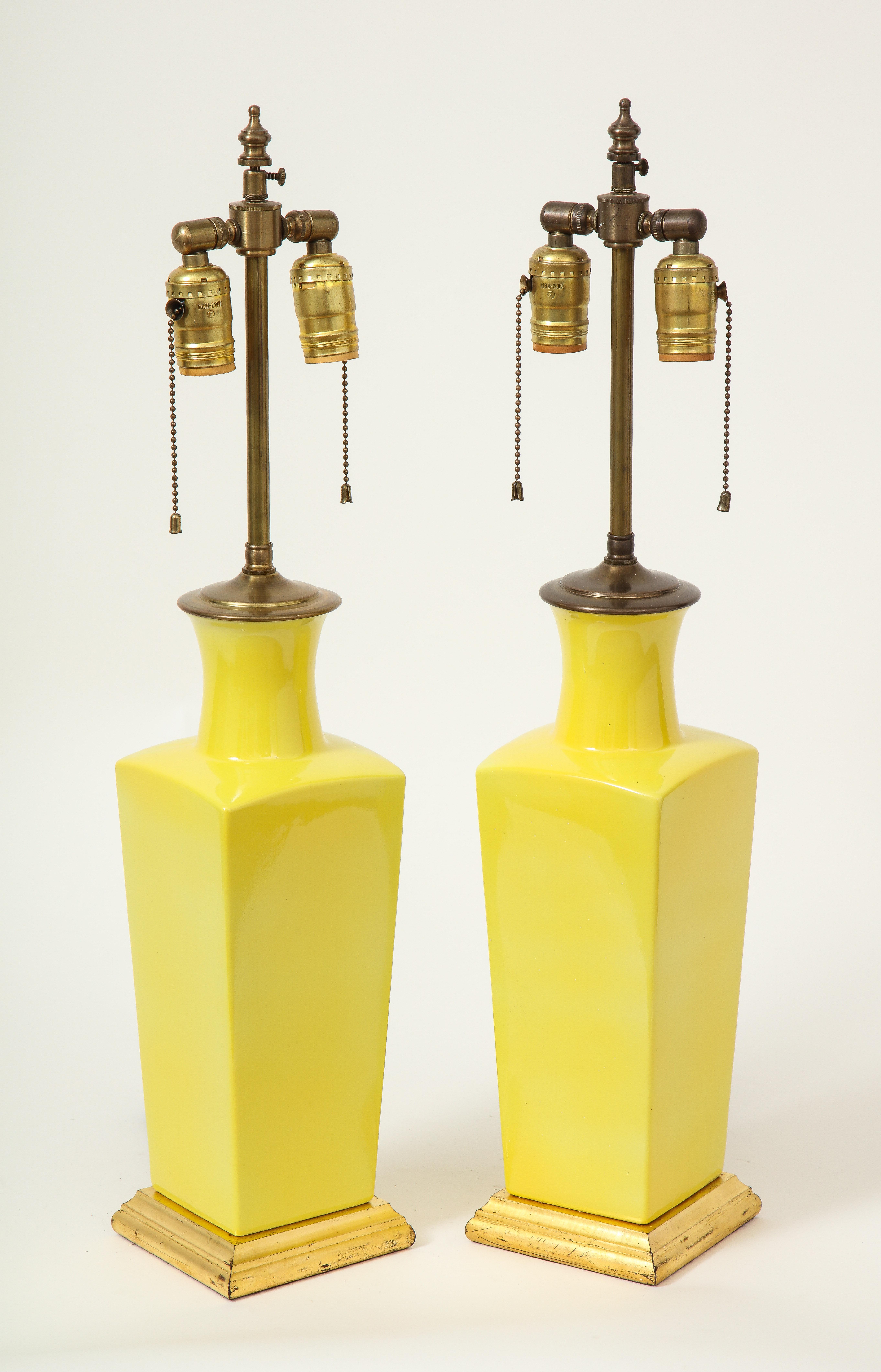 Exportation chinoise Paire de vases en porcelaine jaune canari servant de lampes en vente