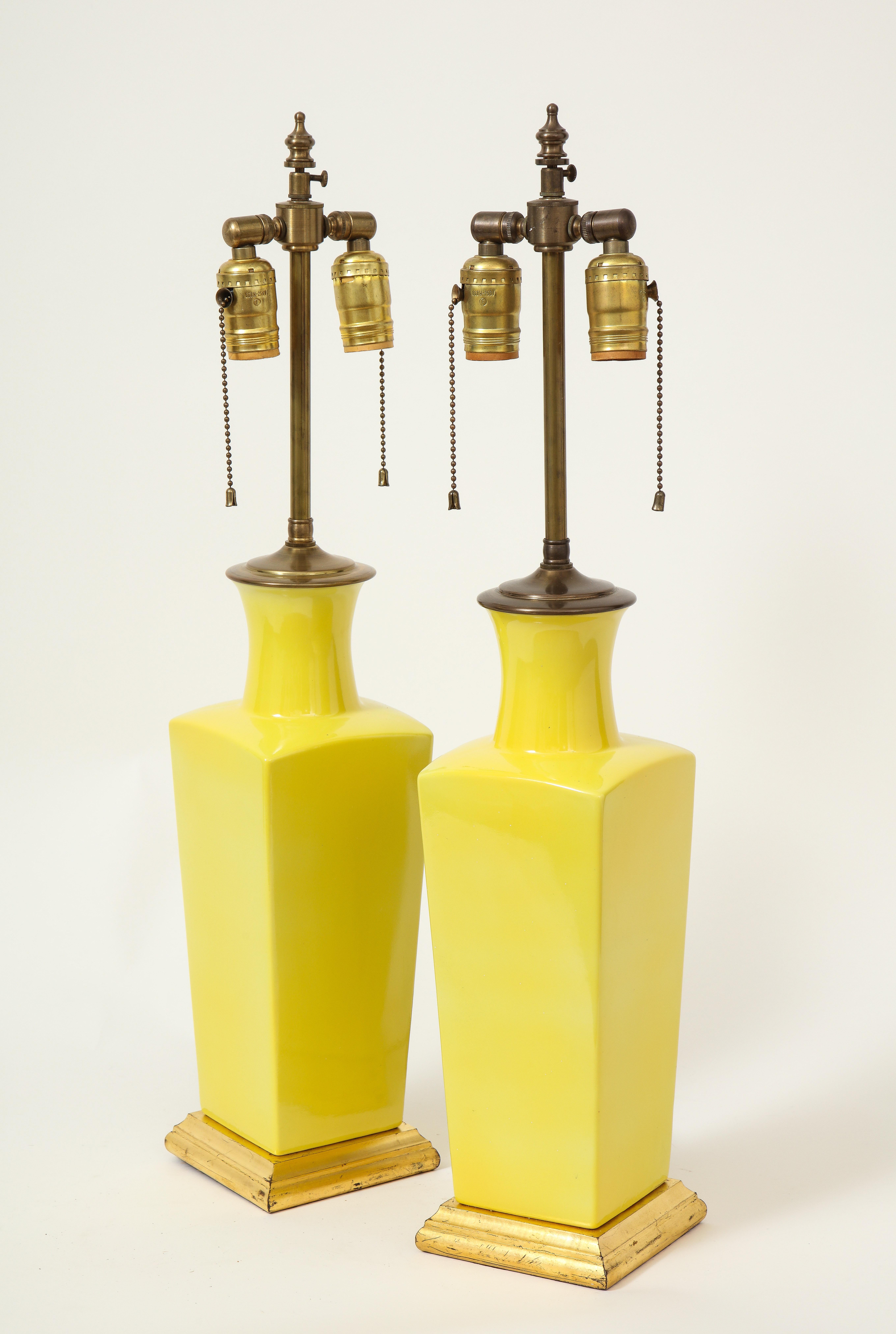 Paire de vases en porcelaine jaune canari servant de lampes en vente 1