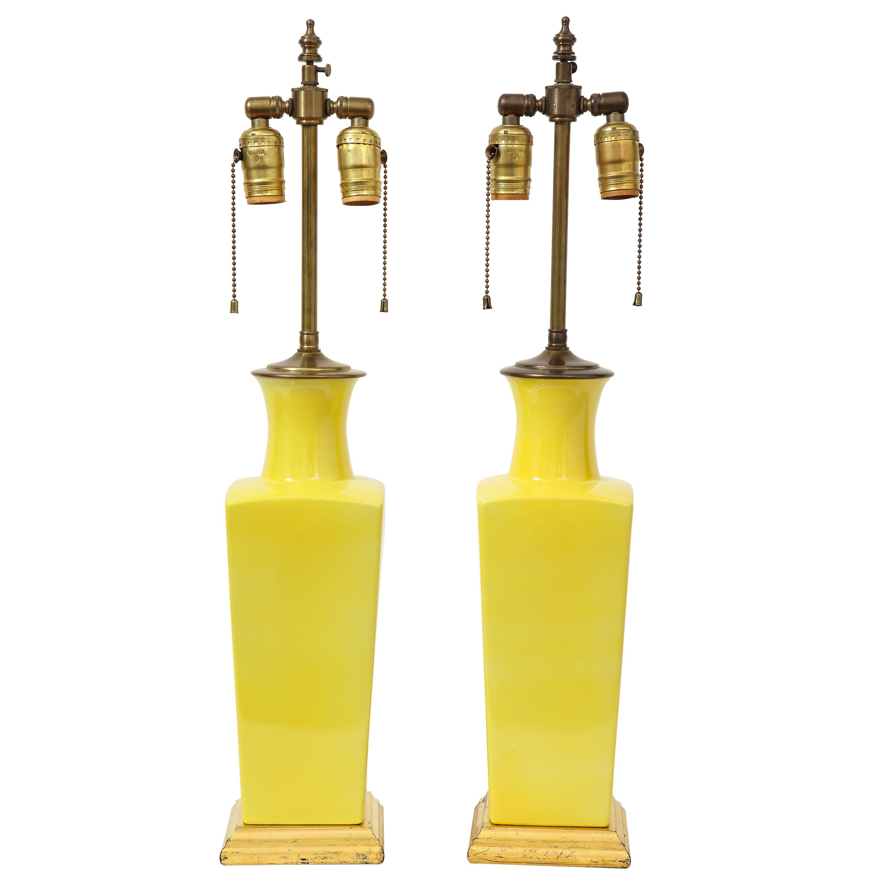 Paire de vases en porcelaine jaune canari servant de lampes