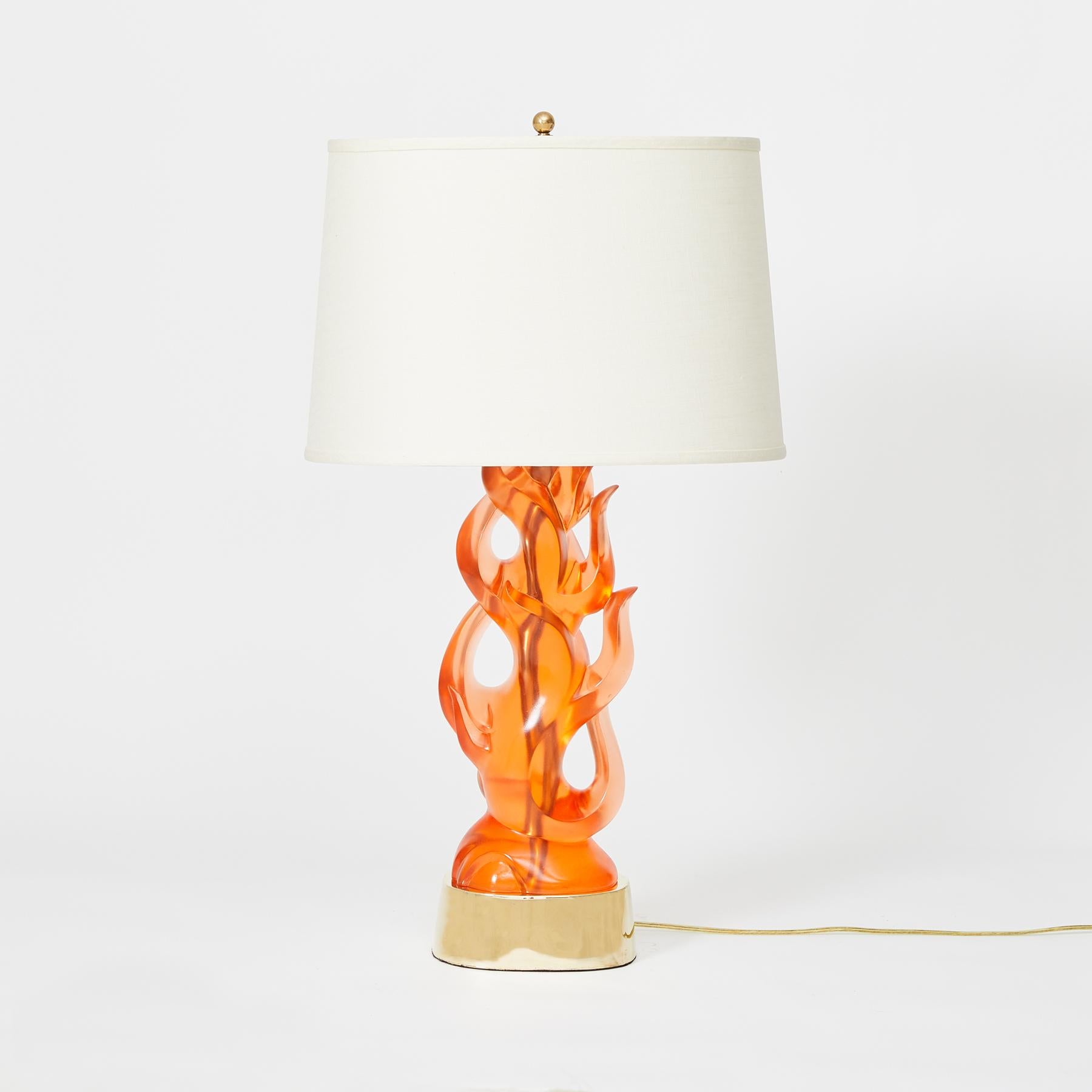 Ein Paar gegossene, mandarinenfarbene, transparente Harz-Tischlampen in Form einer Flamme. Der ovale Sockel hat ein symmetrisches, modernes Design, flammenförmige Elemente und offene Abschnitte.

Andere Farboptionen verfügbar. Der Preis gilt pro