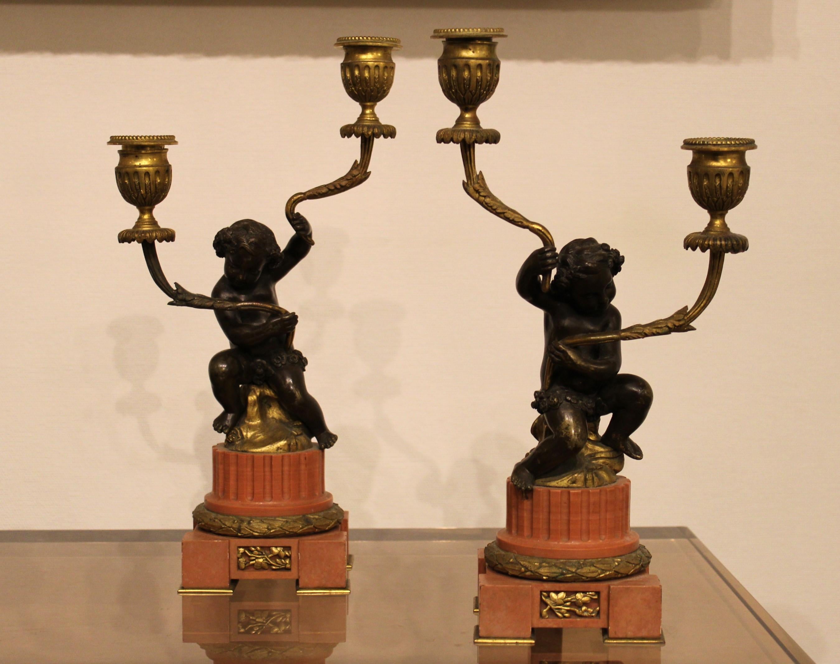 Coppia di candelabri in stile Luigi XVI del XIX secolo in bronzo patinato e dorato e marmo rosa 