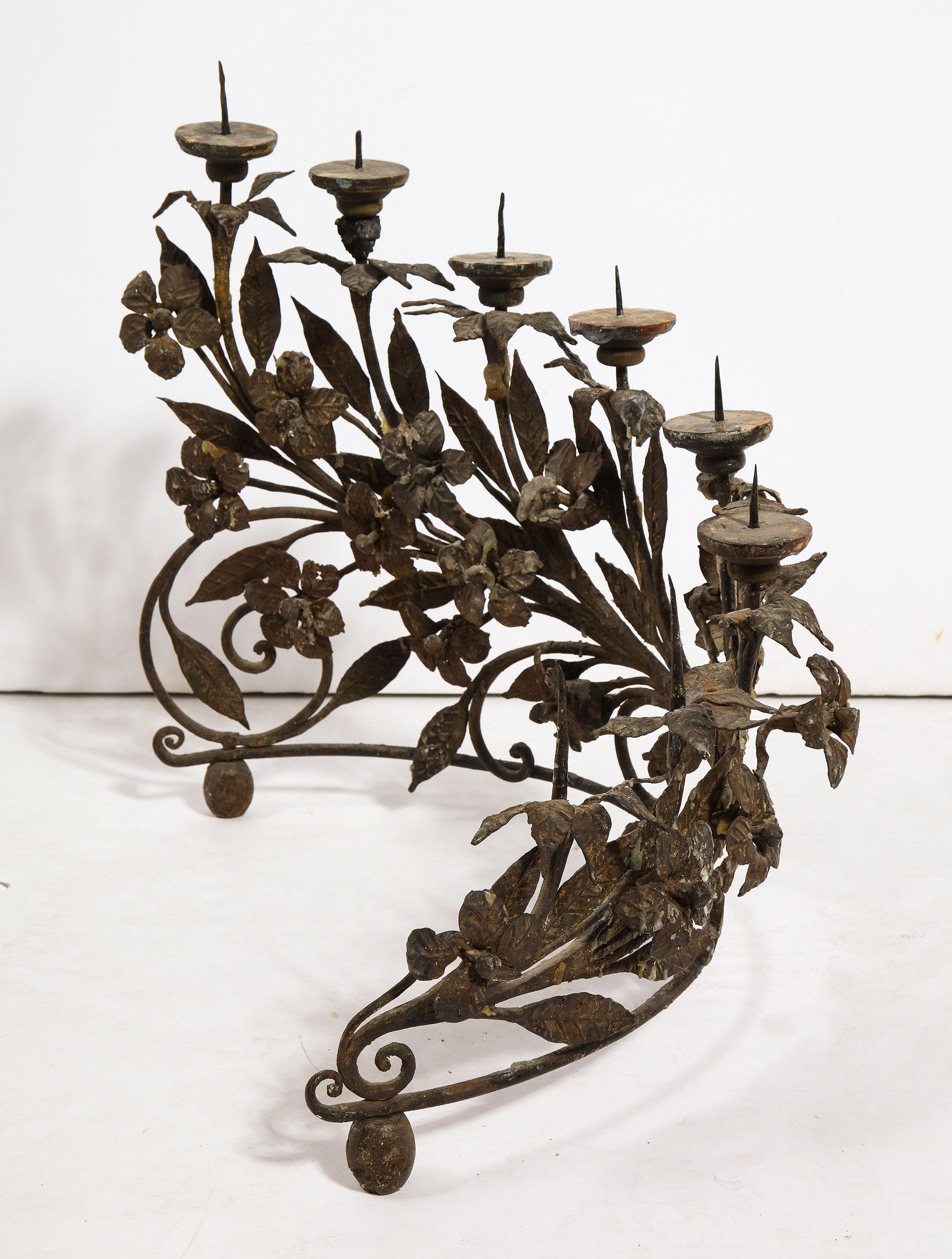 Paire de candélabres à huit lumières en fer forgé

Chacune d'entre elles a une base en demi-lune ascendante en feuillage percé, montée avec des gouttières en forme de feuilles, et repose sur trois pieds en forme de chignon.
  
