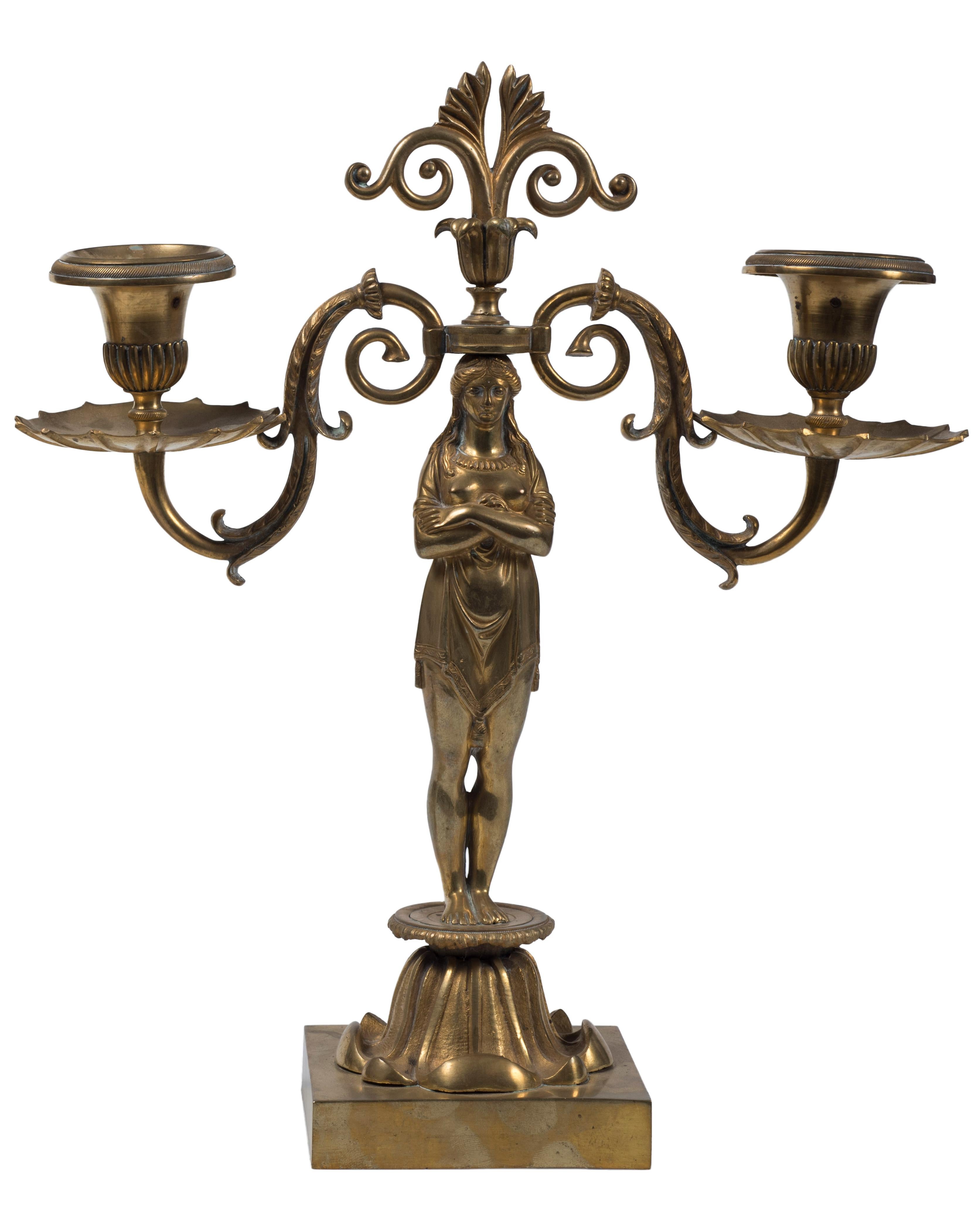 Coppia di candelabri originali a due luci a forma di cariatide in bronzo dorato.
Realizzato da un artista anonimo in Francia, nella seconda metà del XX secolo.

Buone condizioni.