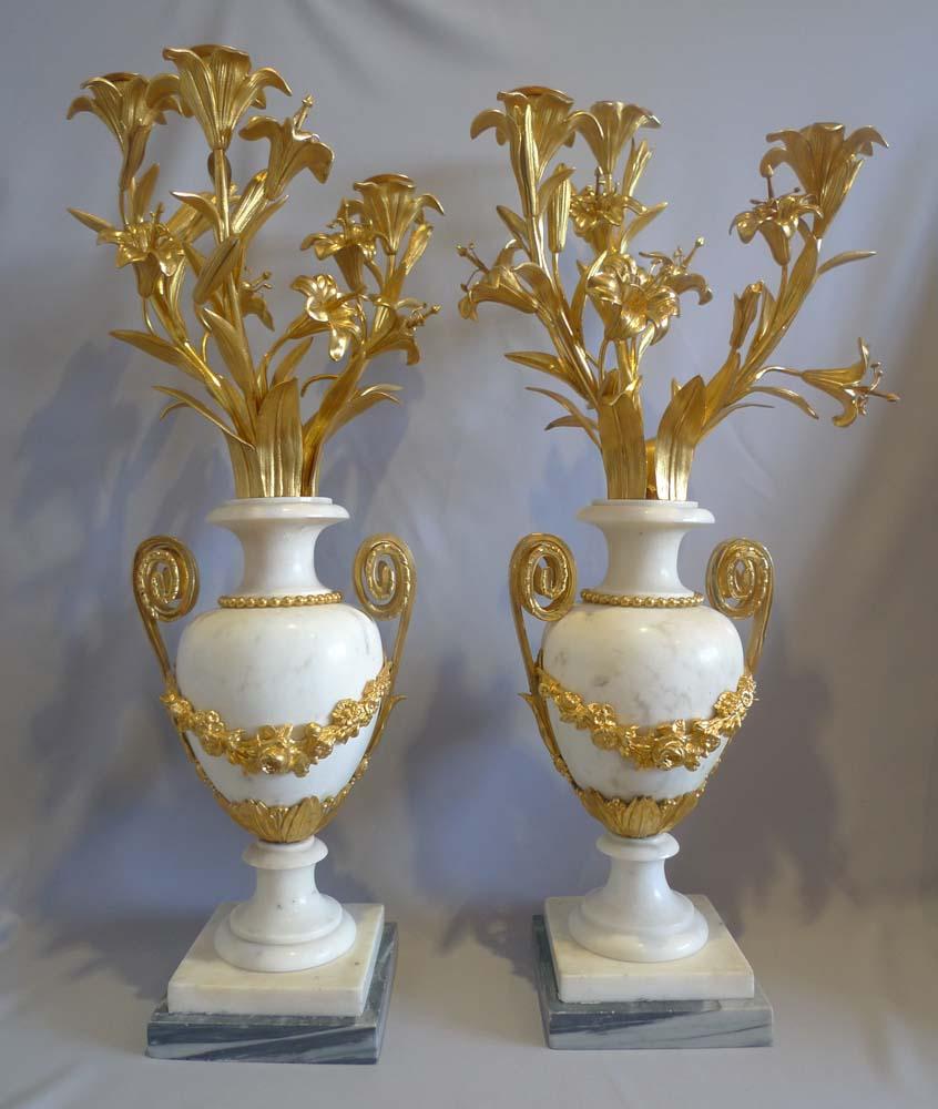 Francese Coppia di candelabri in bronzo dorato montati su marmo bianco a balaustro in vendita