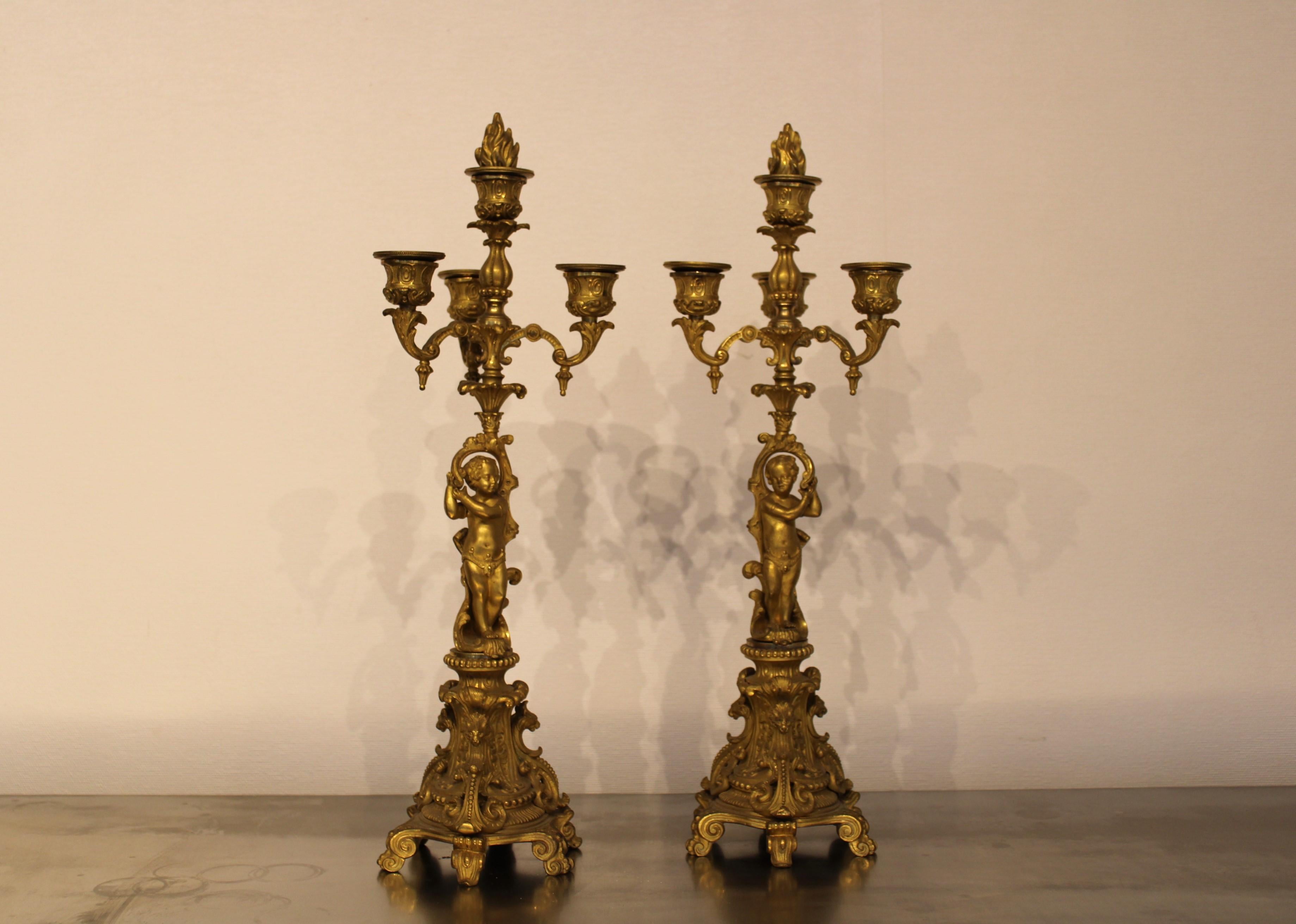 Paar Kandelaber aus ziselierter und vergoldeter Bronze,
Frankreich, Ende des 19. Jahrhunderts