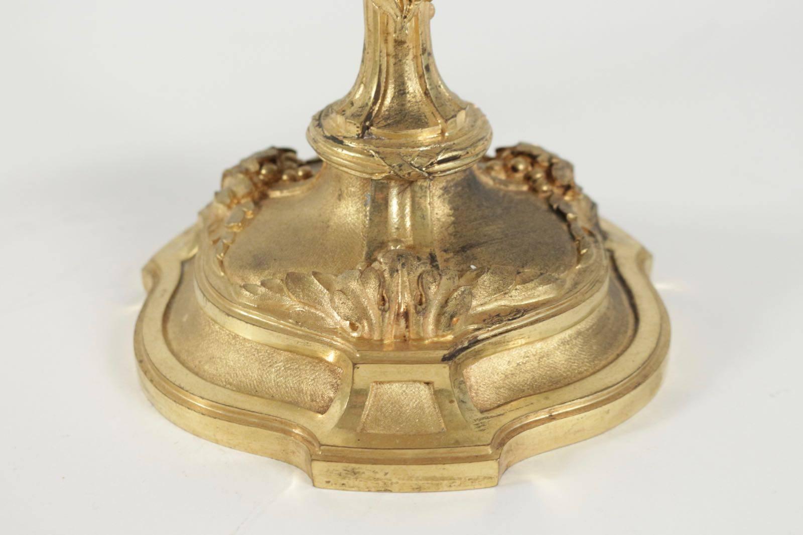 Coppia di candelabri in stile Luigi XV in bronzo dorato, XIX secolo In condizioni buone in vendita a Saint-Ouen, FR