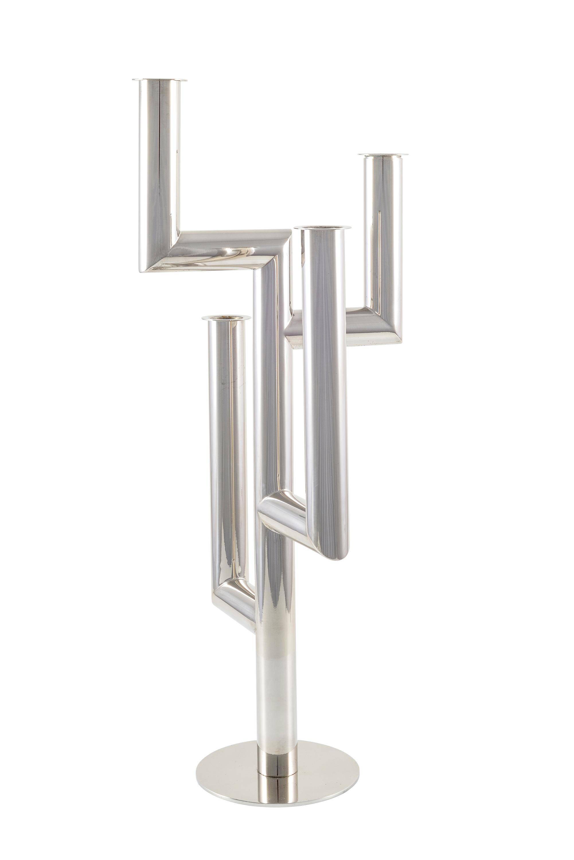 Coppia di candelieri in ottone Franz Hagenauer Werkstatte Hagenauer Wien 1930 circa Arte austriaca

Franz e Karl Hagenauer vinsero la medaglia d'oro alla Triennale di Milano del 1930 per il design di un candelabro chiamato 