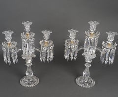 Ein Paar Kerzenleuchter von Baccarat, signiert, aus Kristall, im Stil Napoleons III.