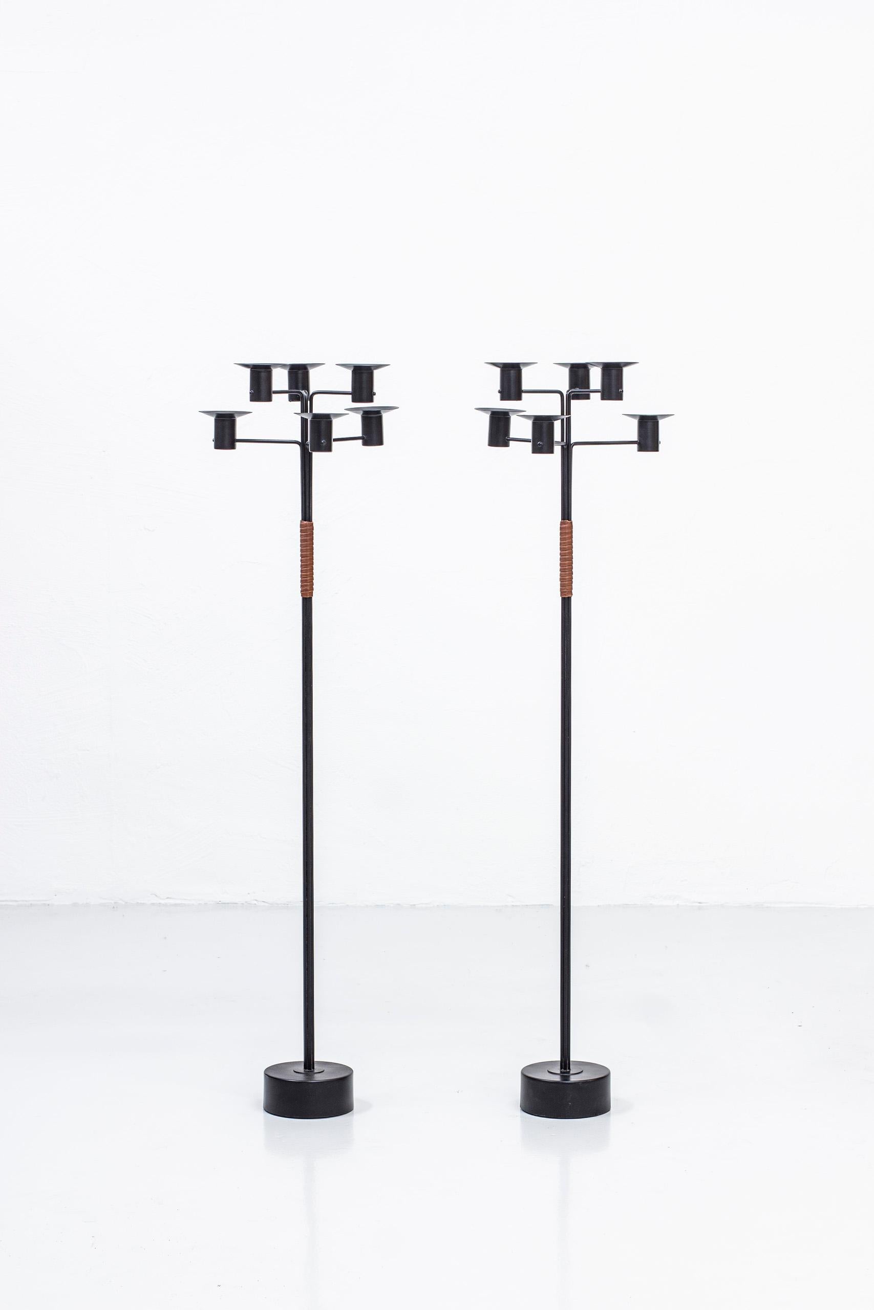 Pair of candelabras designed by Hans-Agne Jakobsson. Produced by his own company in Markaryd, Sweden during the 1950s. Made from black lacquered steel and leather. Very good condition with light age related wear and patina.


Price for the pair.