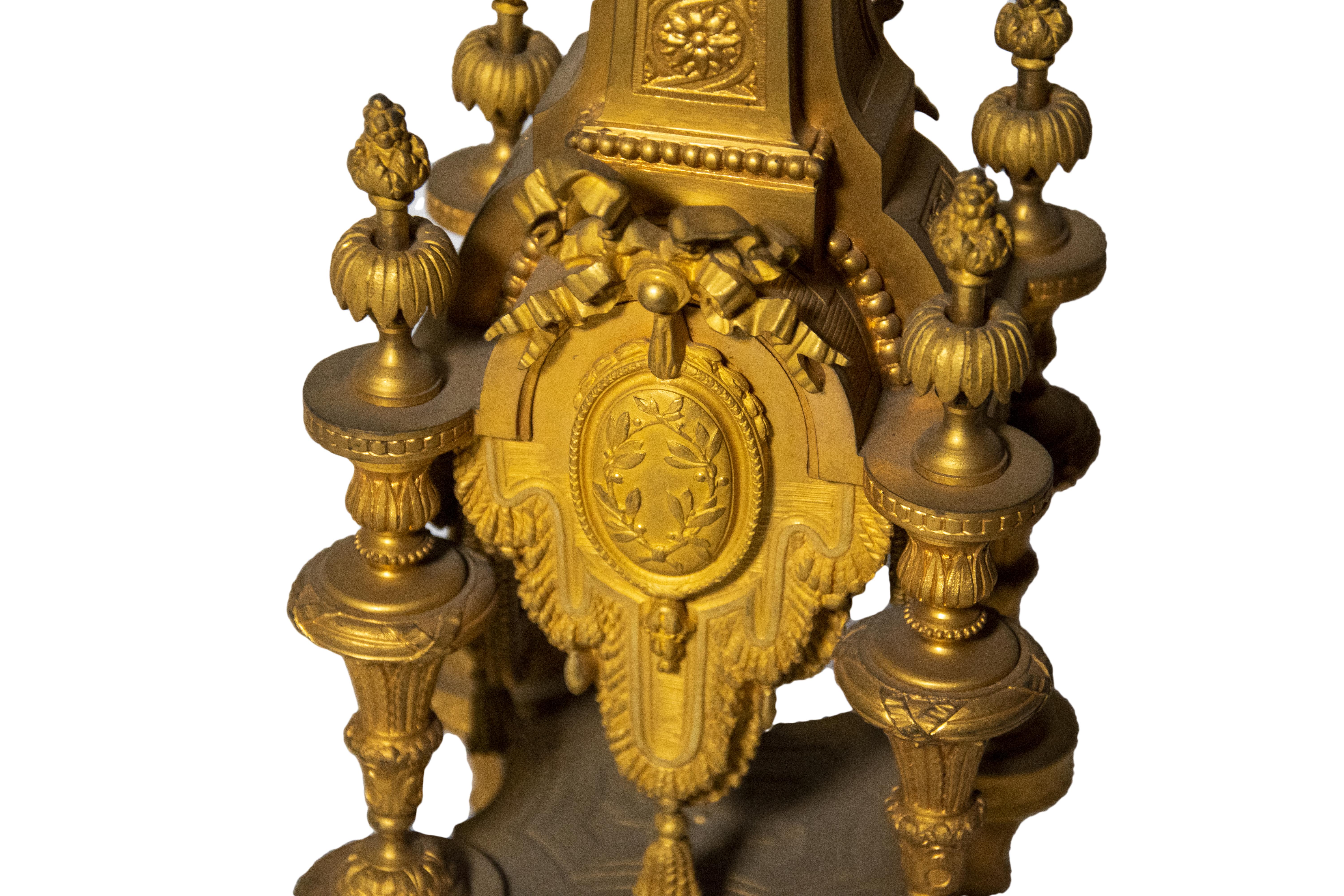 Exceptionnelle paire de candélabres en bronze doré de style Louis XVI, 9 lumières, tous les détails sont d'une qualité remarquable et la décoration est très inhabituelle, c'est pourquoi ils sont exceptionnels.
dorure d'origine, jamais touchée