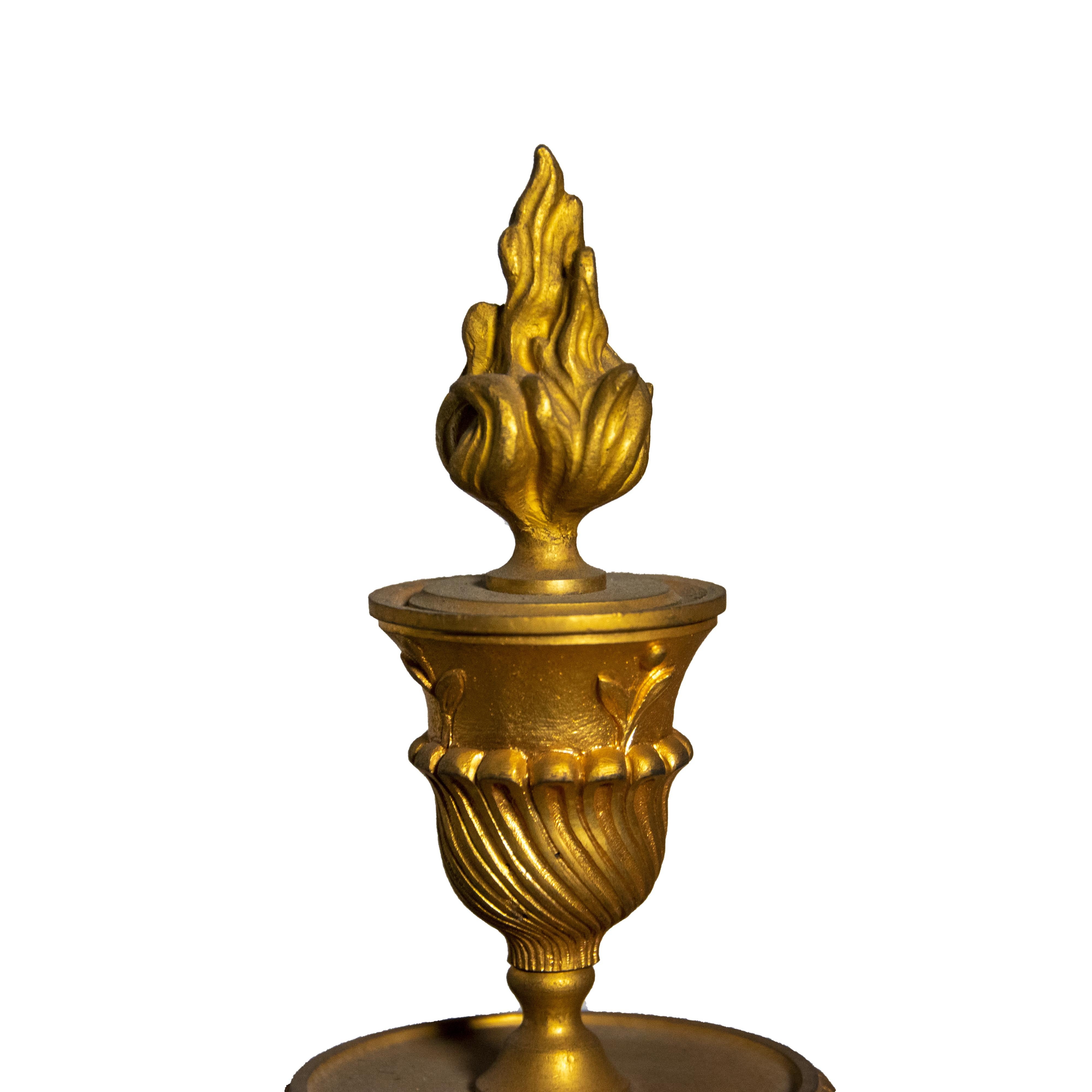 Louis XVI Paire de candélabres en bronze de style louis XVI en vente