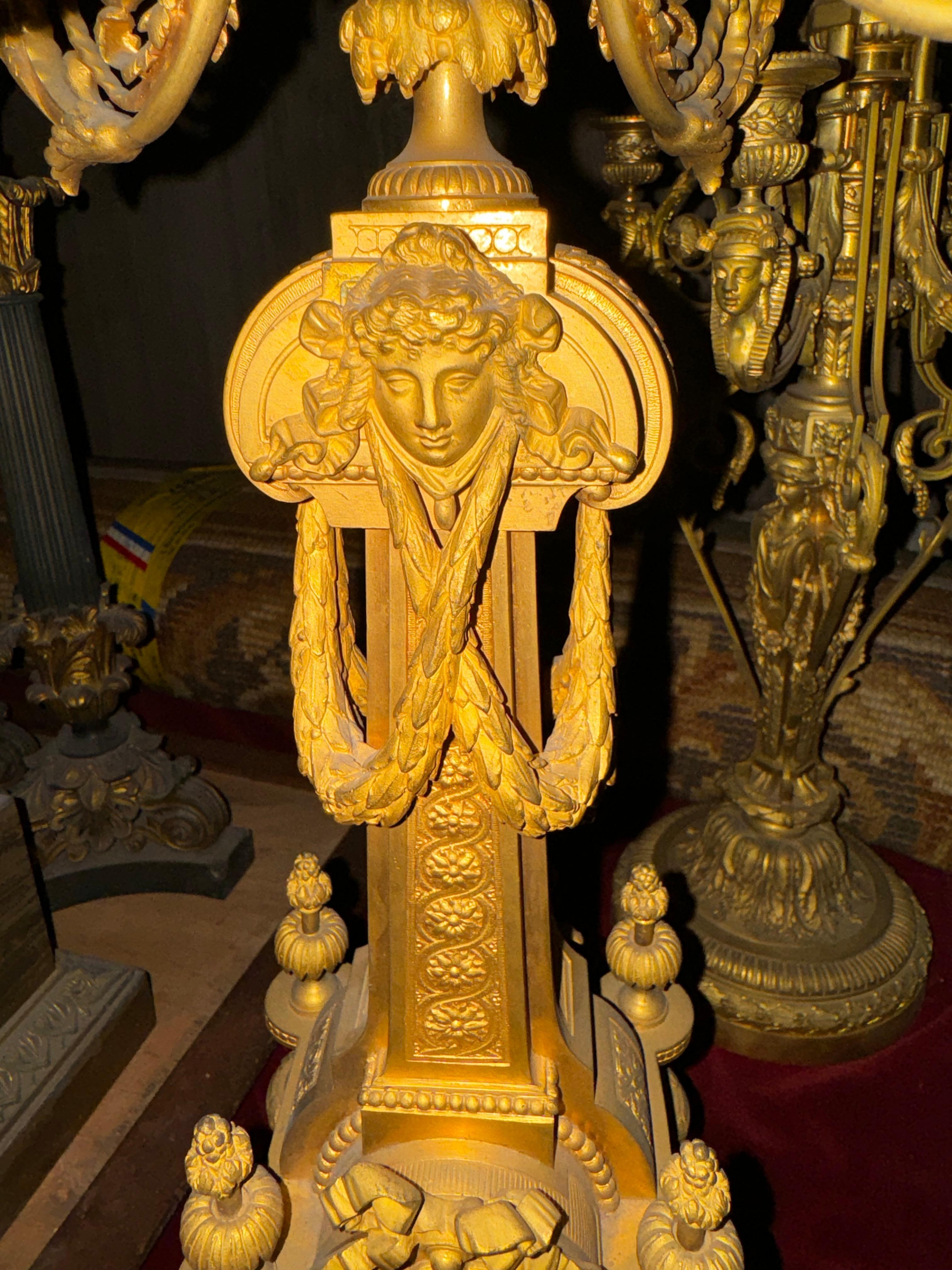 Français Paire de candélabres en bronze de style louis XVI en vente