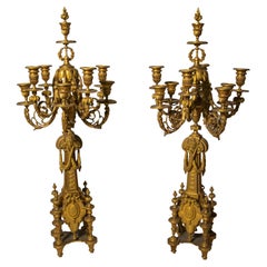Pareja de candelabros de bronce estilo Luis XVI