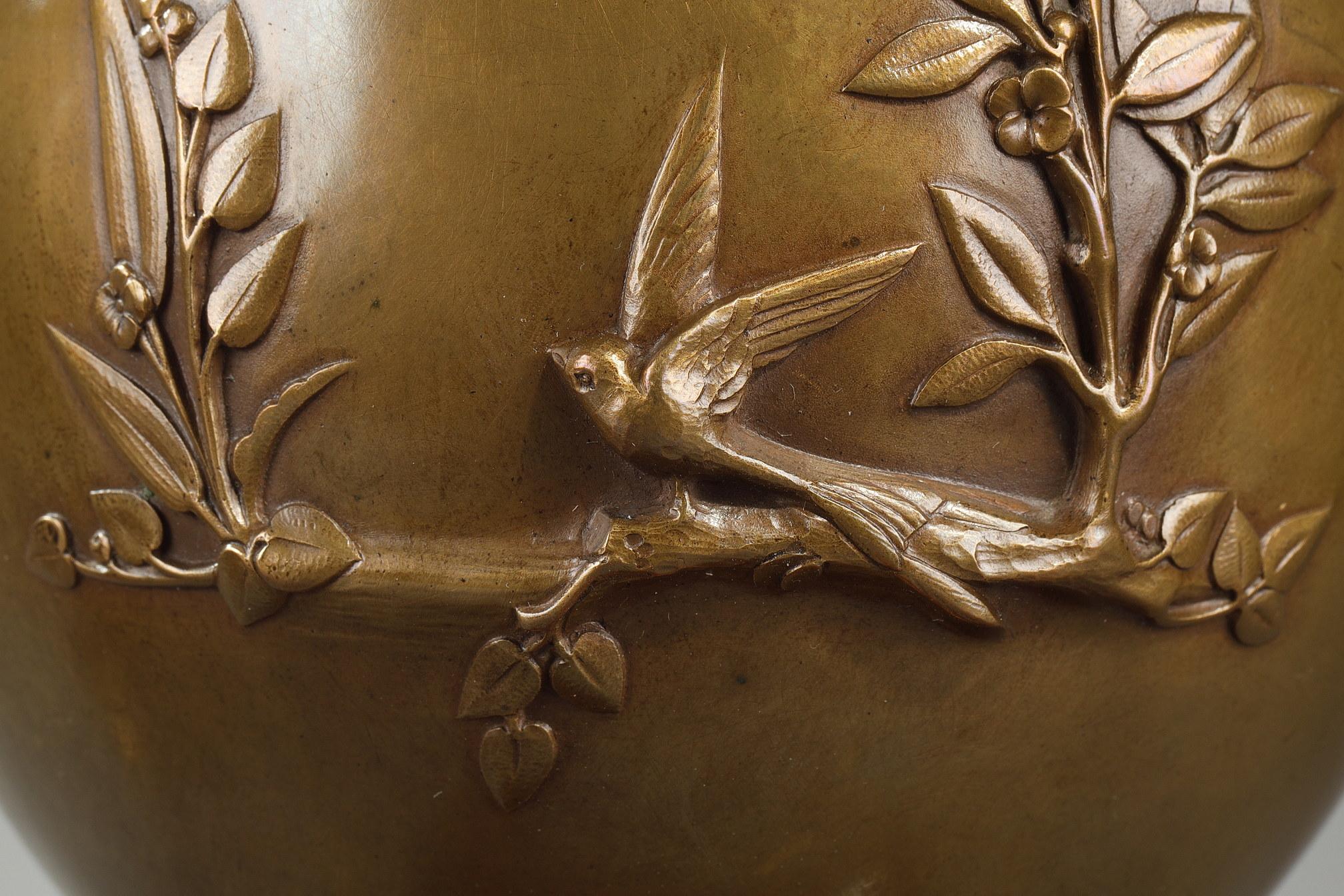 Paar Kandelaber aus vergoldeter Bronze im Angebot 11