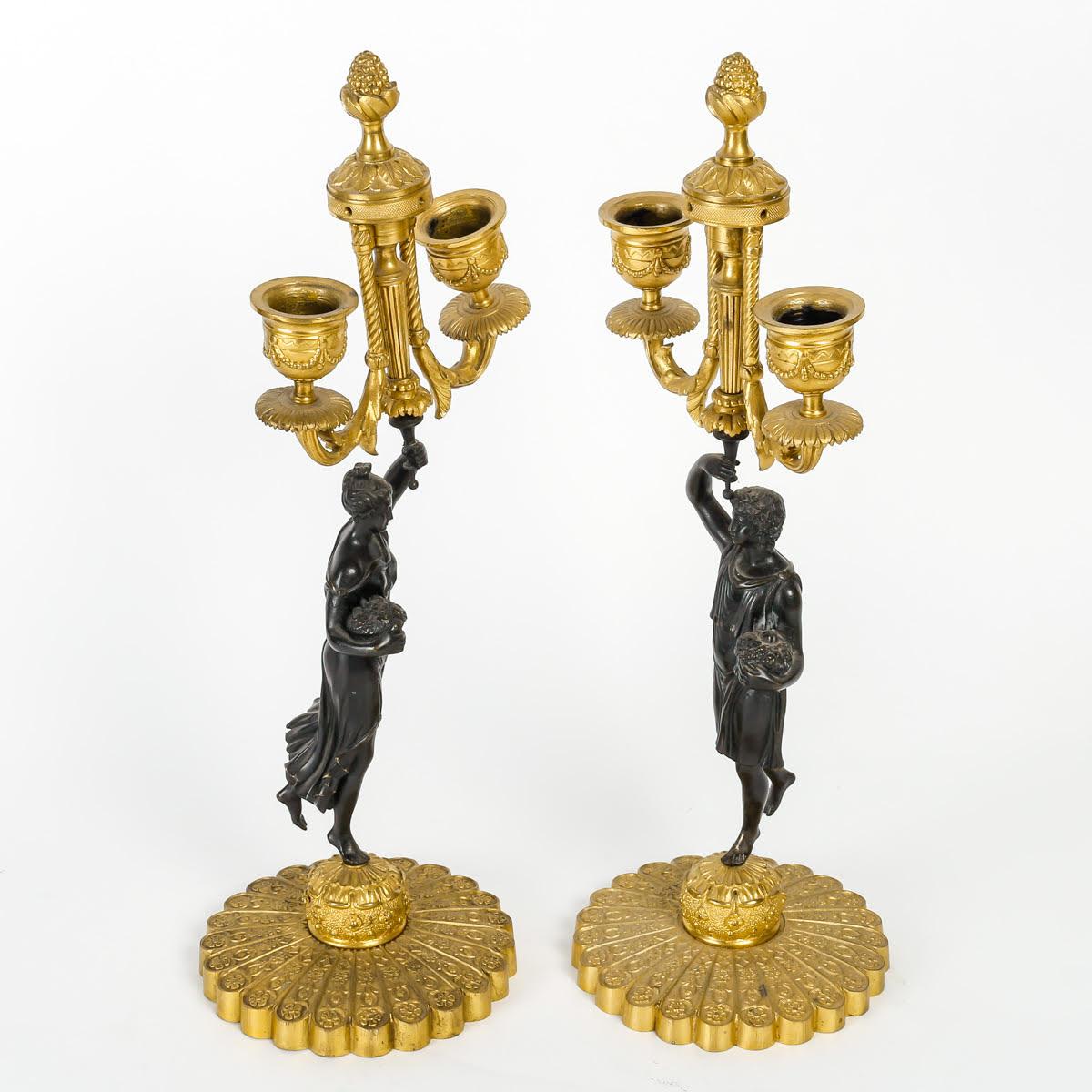  Paar Kandelaber aus patinierter und vergoldeter Bronze, Charles X.-Periode. (Französisch) im Angebot